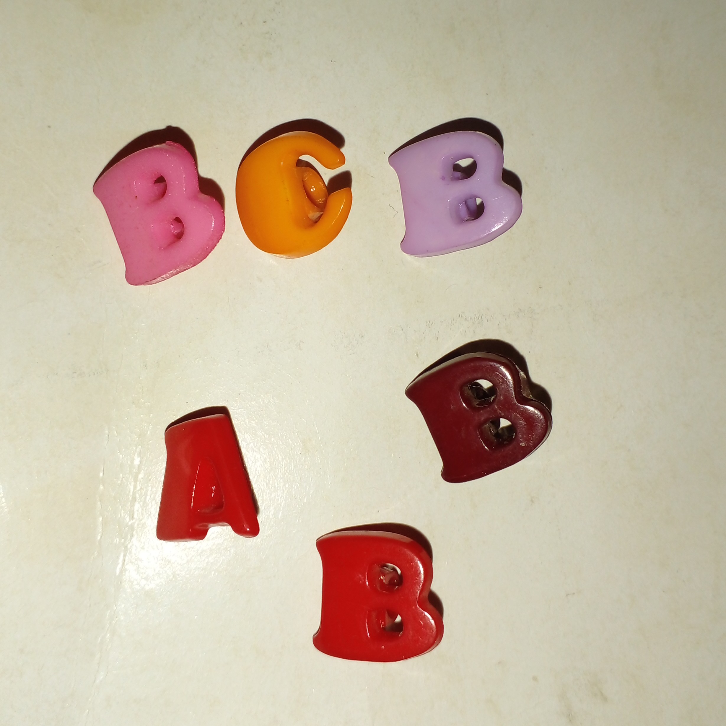 دکمه لباس حروف انگلیسی A B بسته 6 عددی     