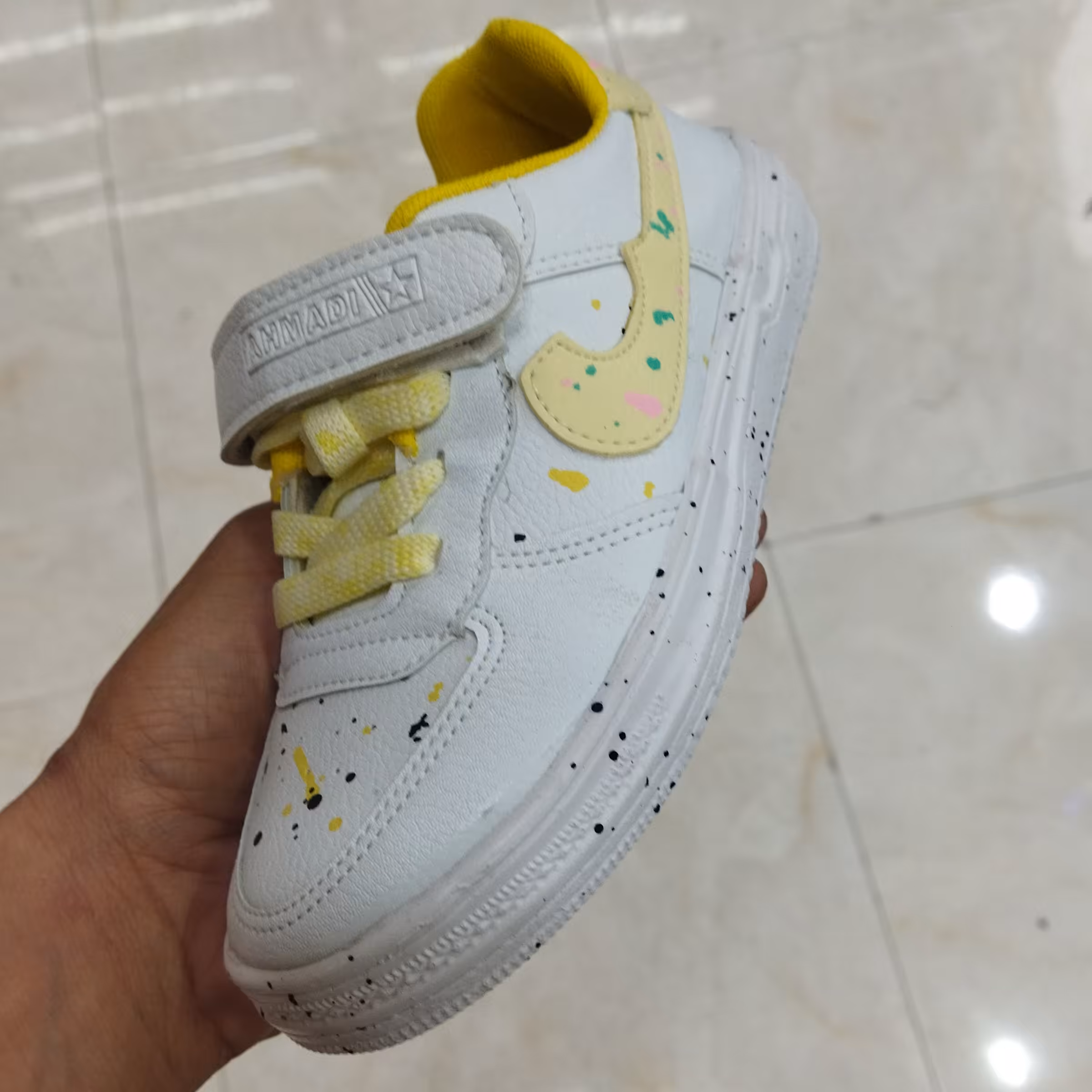 کفش بچهگانه اب رنگی