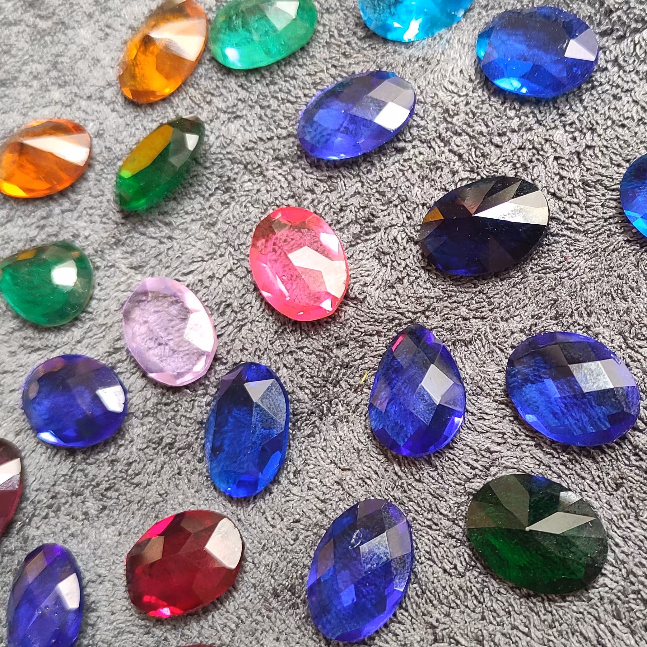 سنگ توپاز سینیتیک فوق العاده درخشان و خاص در رنگ های متفاوت 