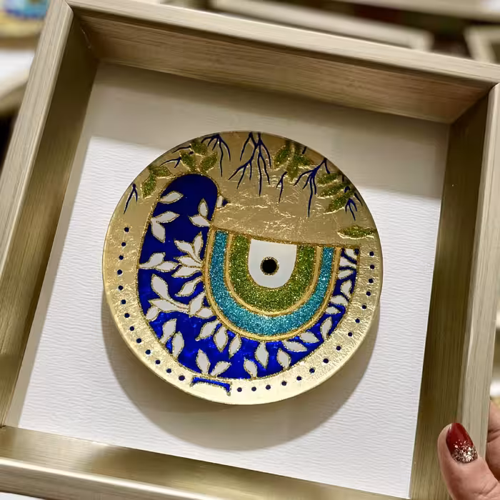 تابلو بشقاب چشم نظر تماما هنردست کارشده با ورق طلا با قاب به ابعاد 23 در 23