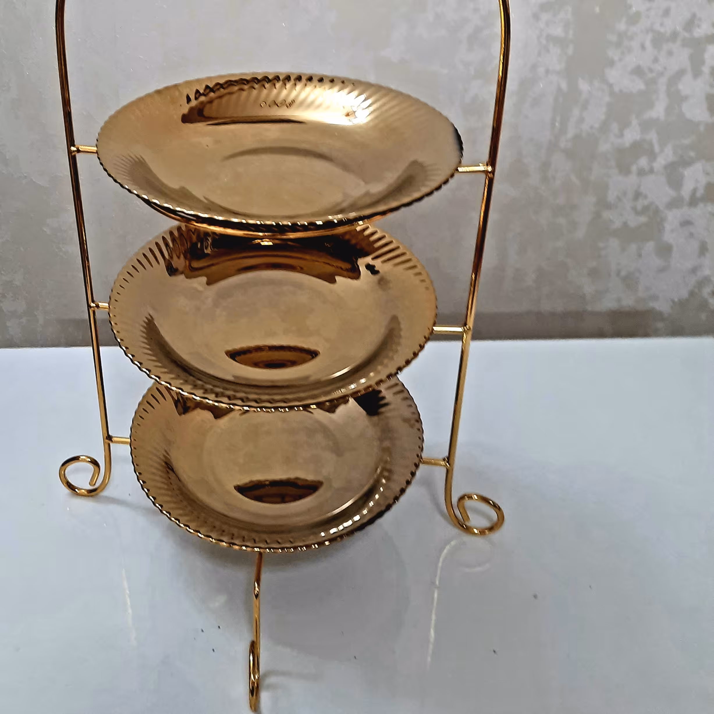 اردو خوری سه طبقه‌ طلایی رنگ