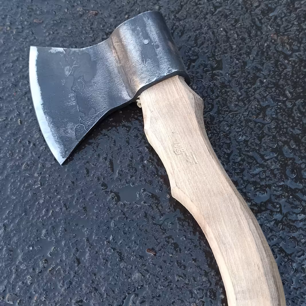 تبر کوچک زنجان جنس تیغه فولاد آهن بر جنس دسته چوب گردو بسیار خوش دست وکاربردی طول دسته 22سانت مناسب طبیعت گردی و کمپینگ