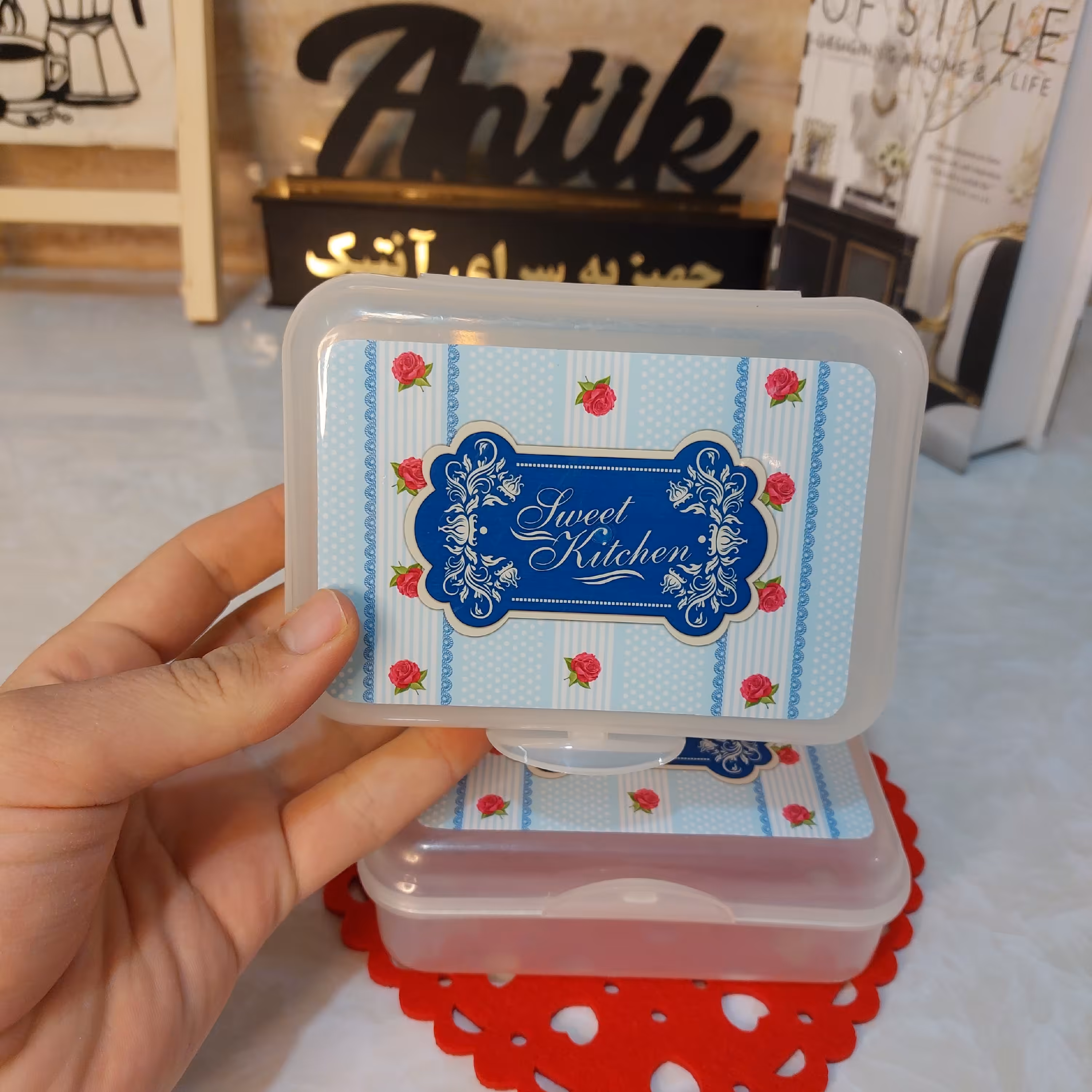 ظرف تغذیه قفلی گلدار مناسب خشکبار و تغذیه مدرسه کودکان و محل کار