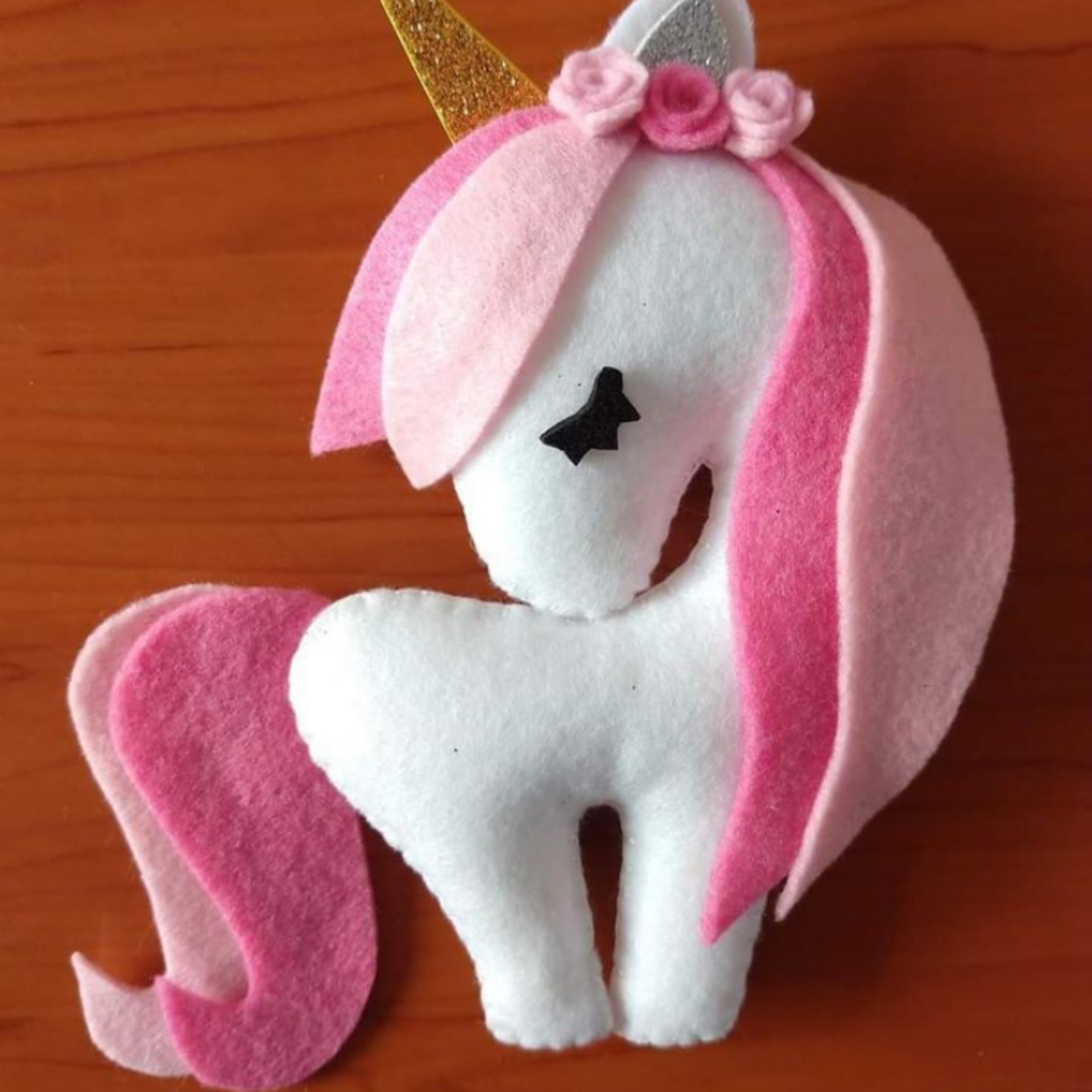 عروسک نمدی (طرح اسب تک شاخ)