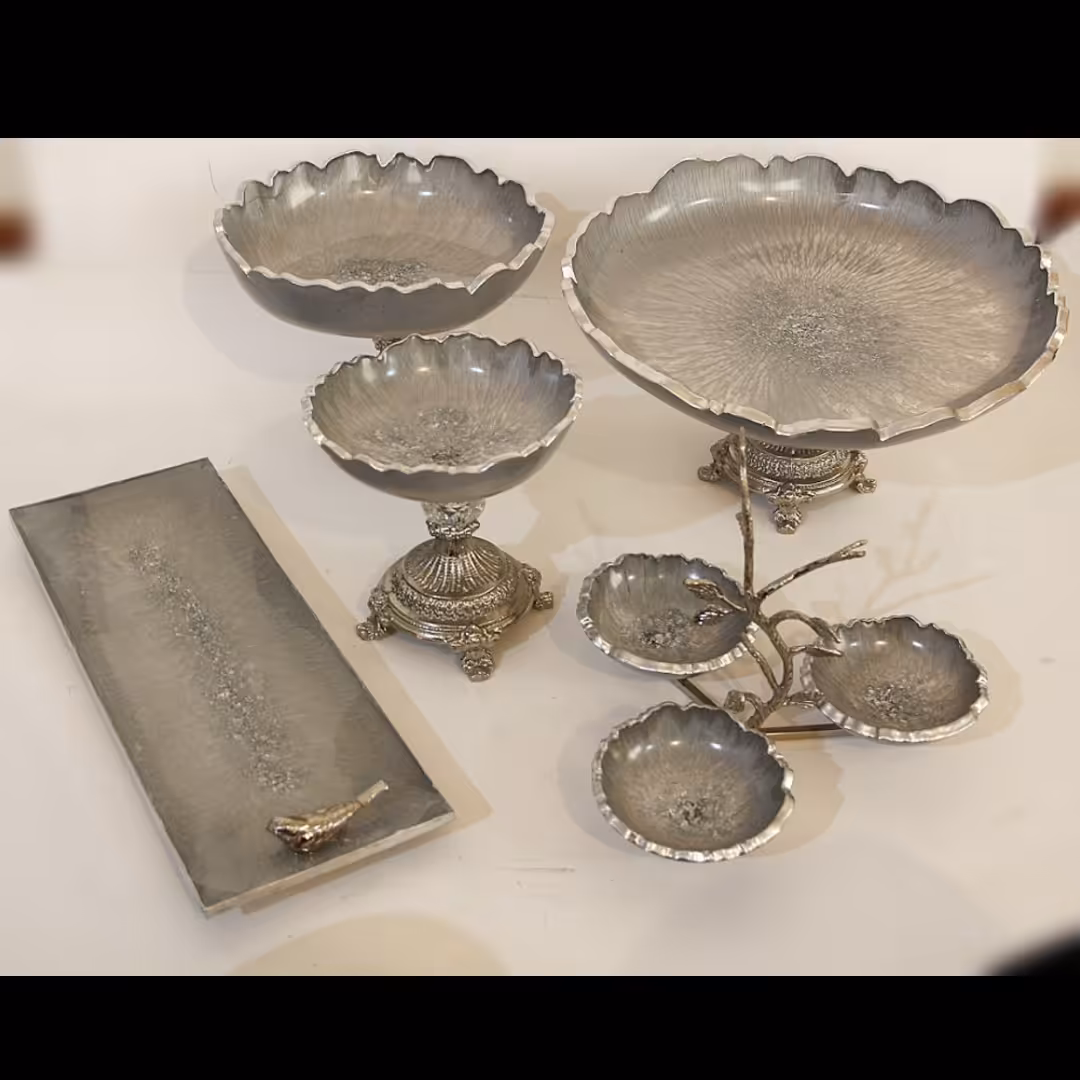 سرویس پذیرایی رزینی شیک  طوسی نقره ای با تکه های ورق نقره شامل میوه آجیل شکلات اردو و رولت خوری