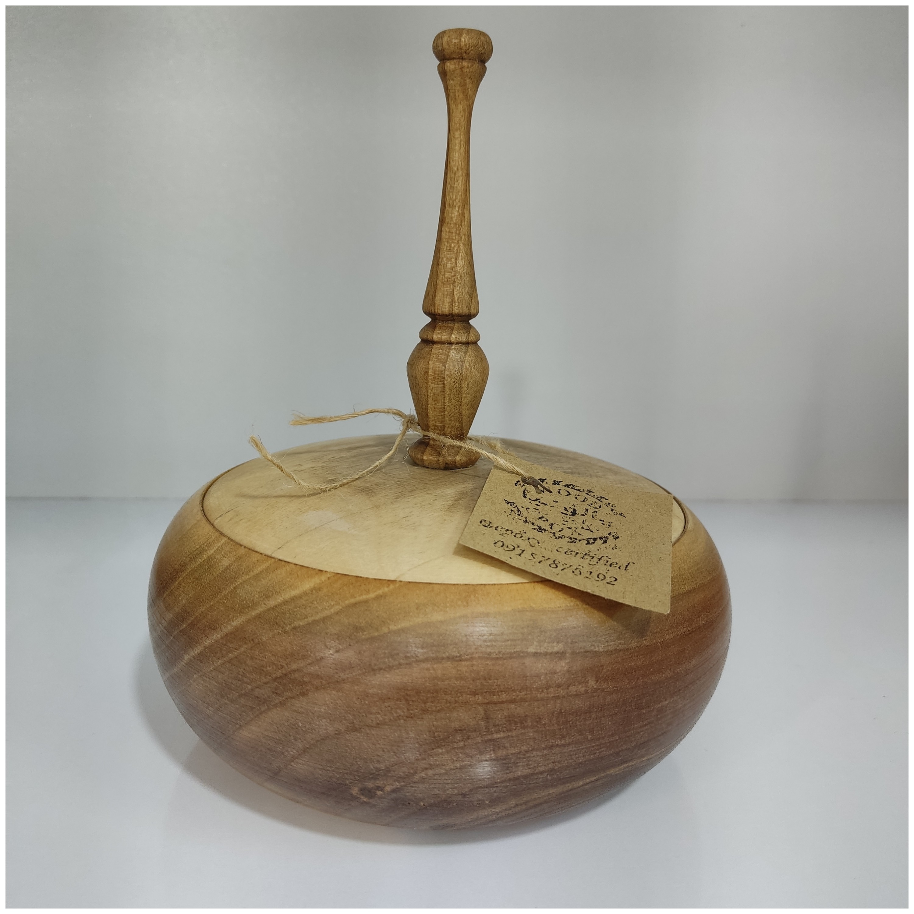 شکلات خوری در دار چوبی