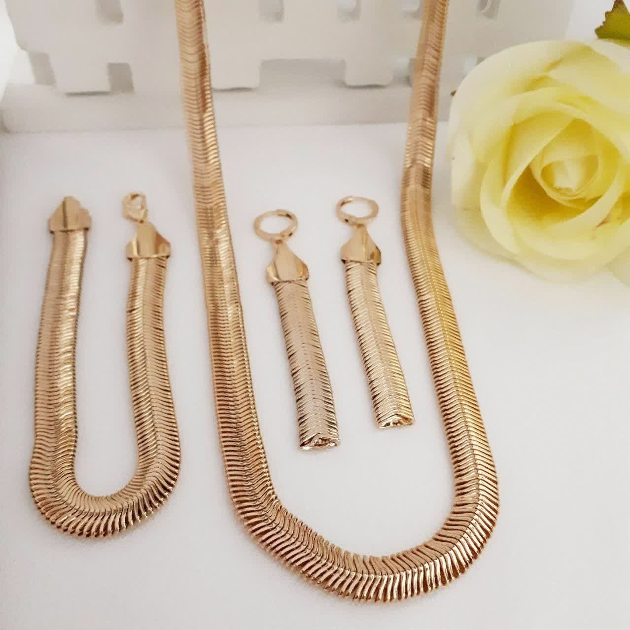 سرویس کد8369 طرح طلا. آبکاری طلا. رنگ ثابت. ضدحساسیت 