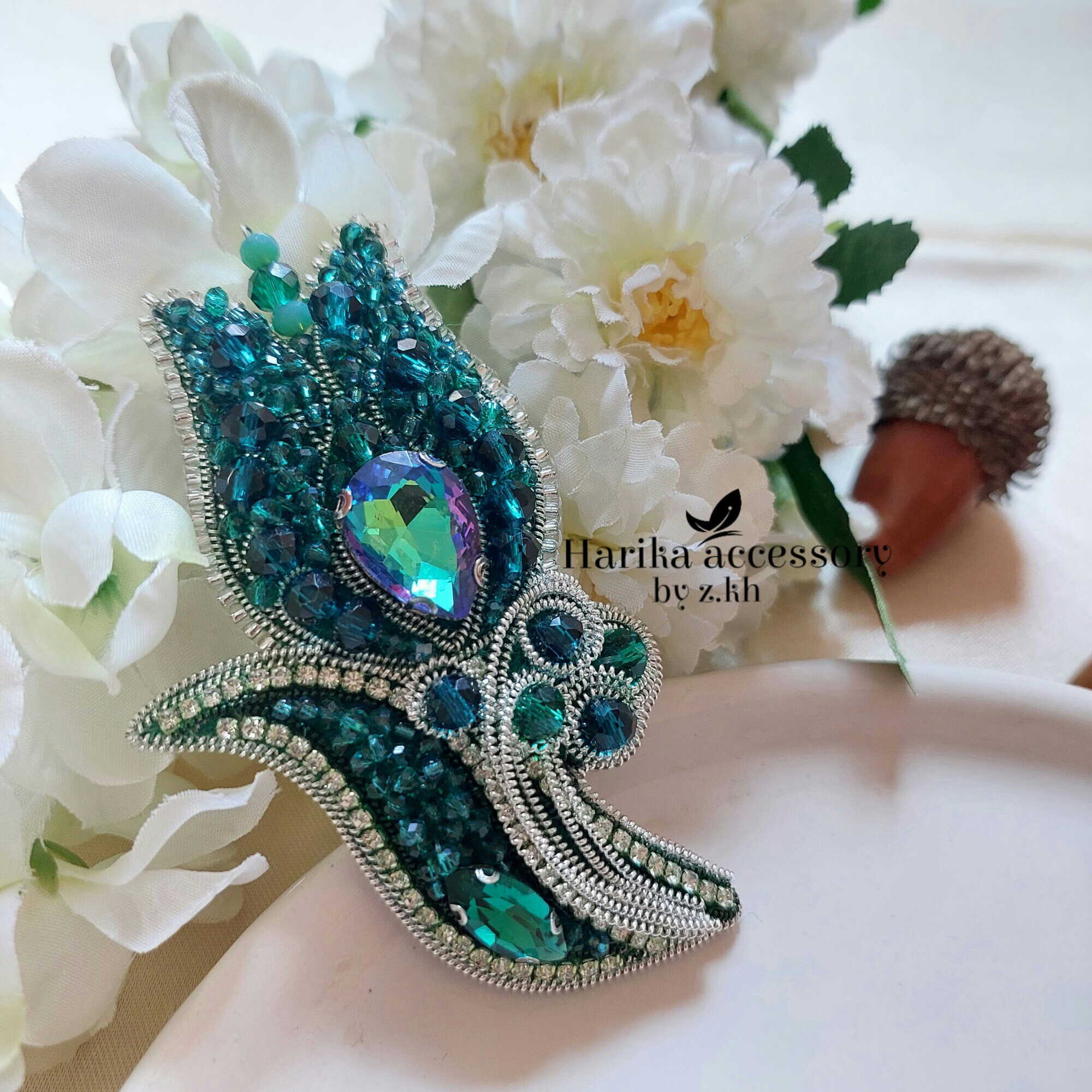 گل سینه جواهردوزی طرح لالههاریکا