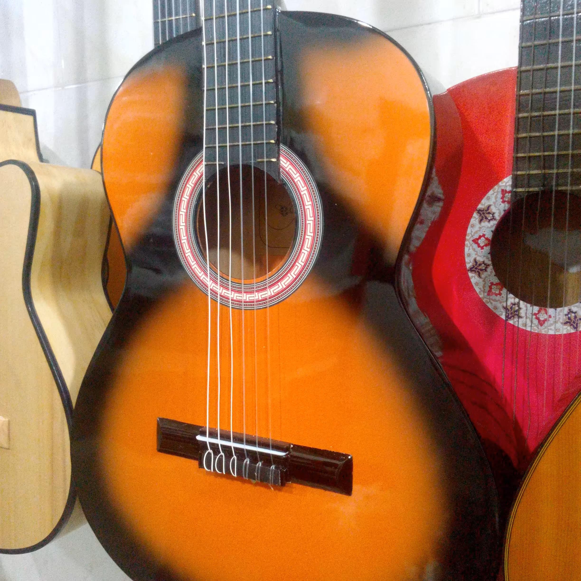 گیتار دیاموند الماس نشان