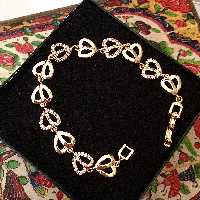 دستبند قلب طرح طلا رنگ طلایی جنس استیل رنگ ثابت 