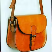 کیف دوشی دخترانه  دستدوز  دوخته شده با چرم شتری قابل اجرا در رنگ و طرح دلخواه مشتری