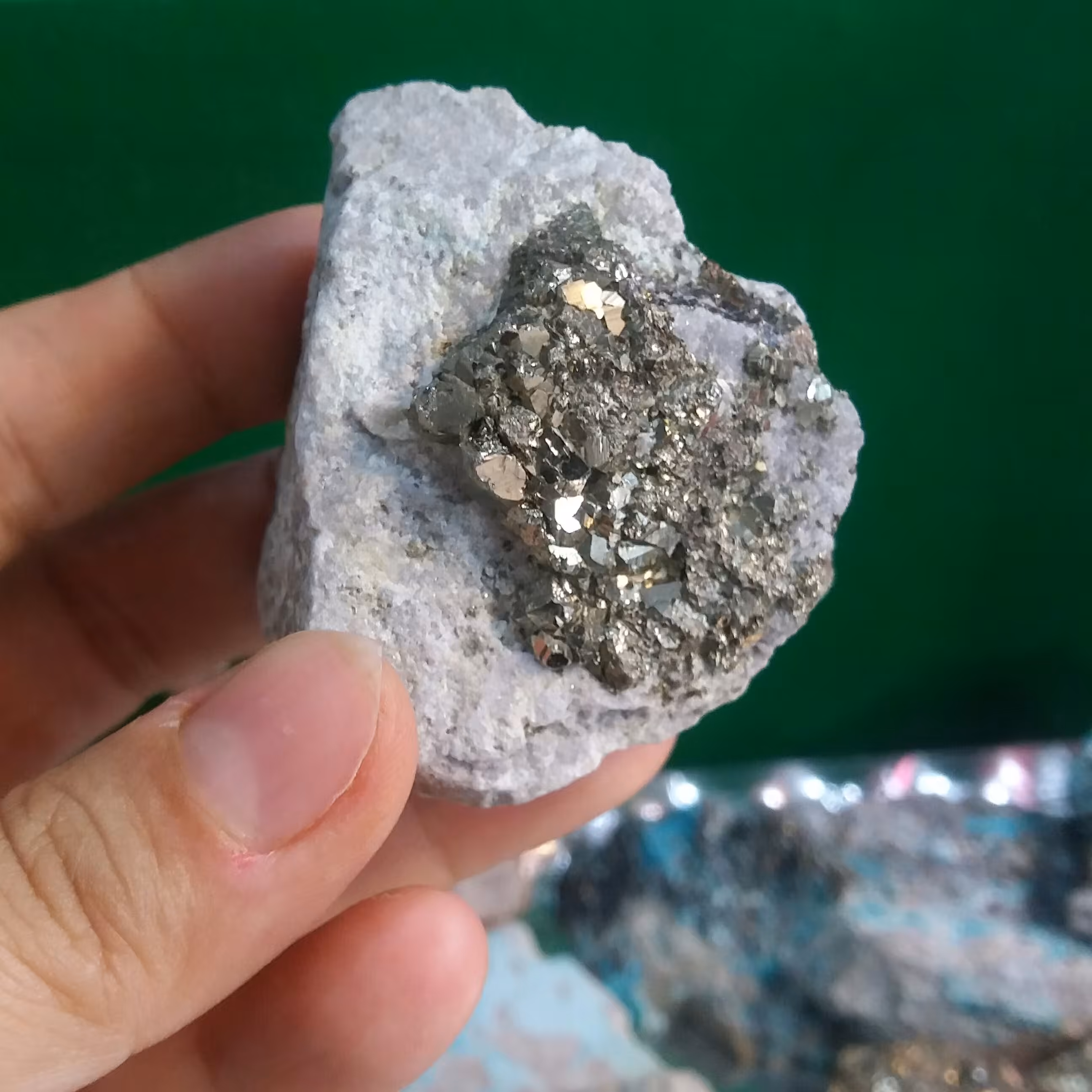 سنگ پیریت طلایی با بلورهای مشخص و درخشان فوق کلکسیونی معدنی و اصل 