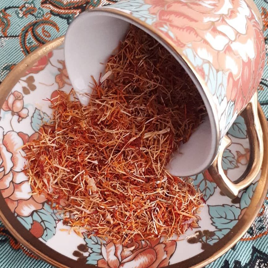 ساقه یا در بیان عامیانه ریشه ی زعفران
(یک مثقالی داخل پاکت)