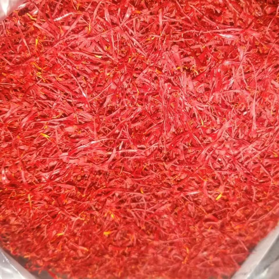 زعفران مرغوب و اصل خراسان به صورت فله یابسته بندی ساده