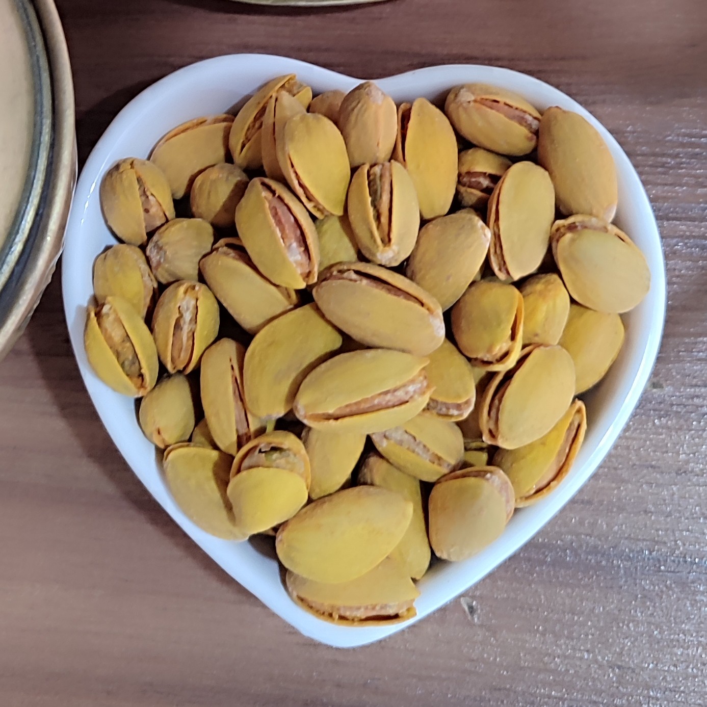 پسته بادامی شور ،تمام خندان(نیم کیلویی)-ارسال رایگان (مناسب شب یلدا)