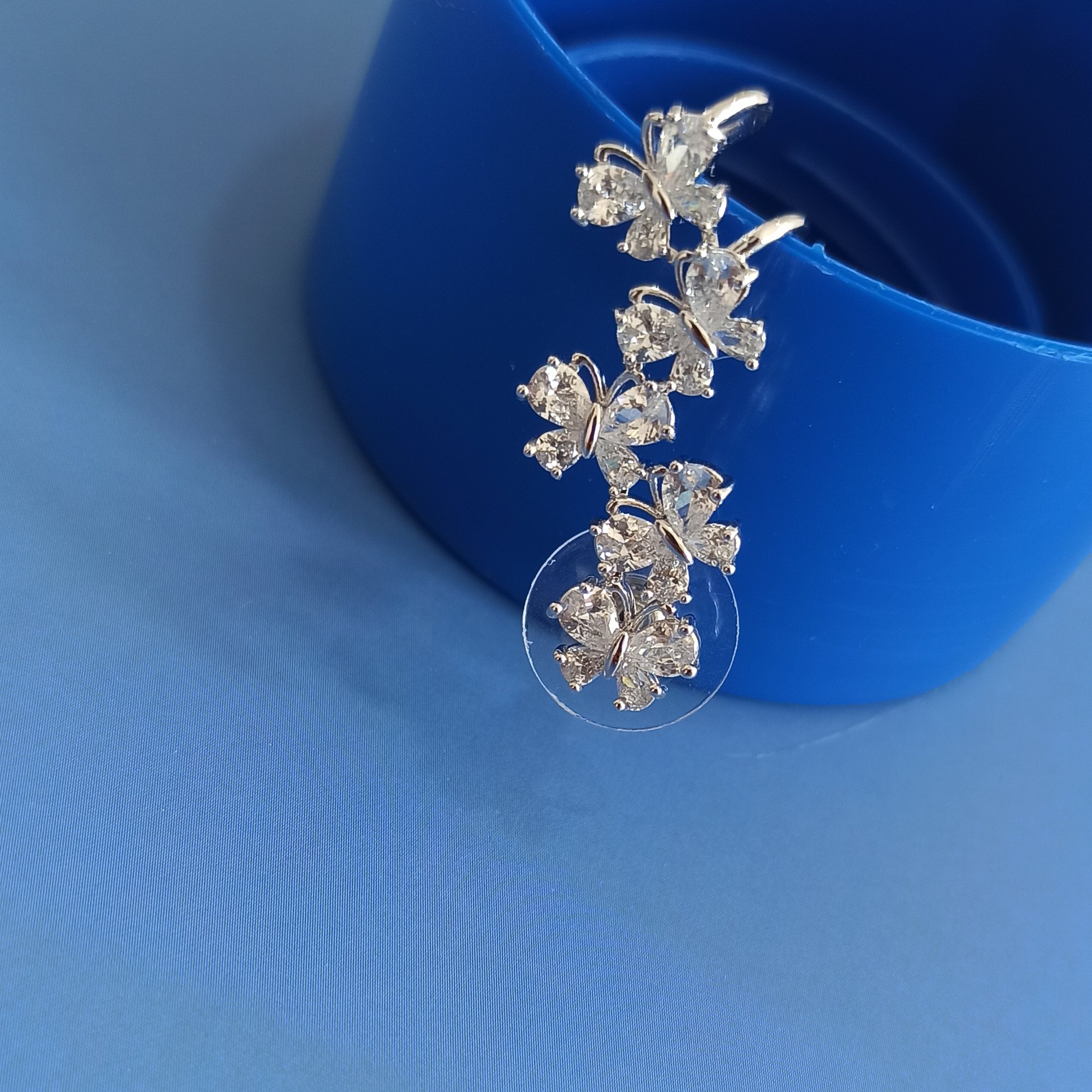 گوشواره کریستالی طرح پروانه ، بسیار شیک و خاص ، رنگ نقره ای و کیفیت بالا