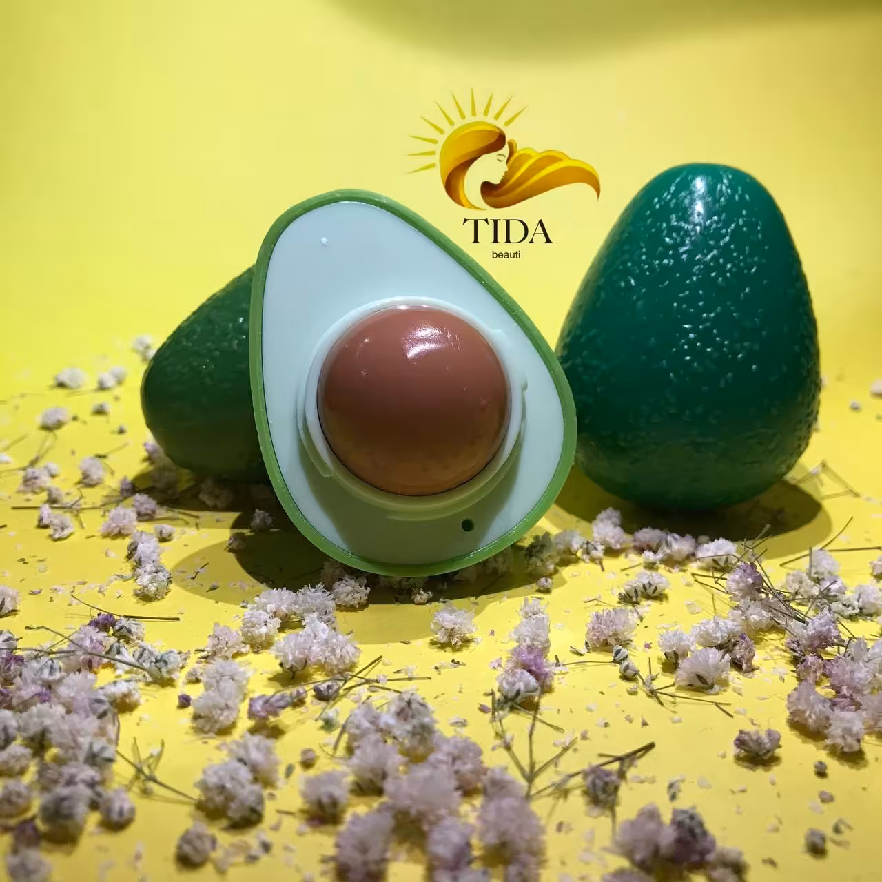 بالم لب مدل اواکادو با رایحه ای فوق العاده و ضد خشکی