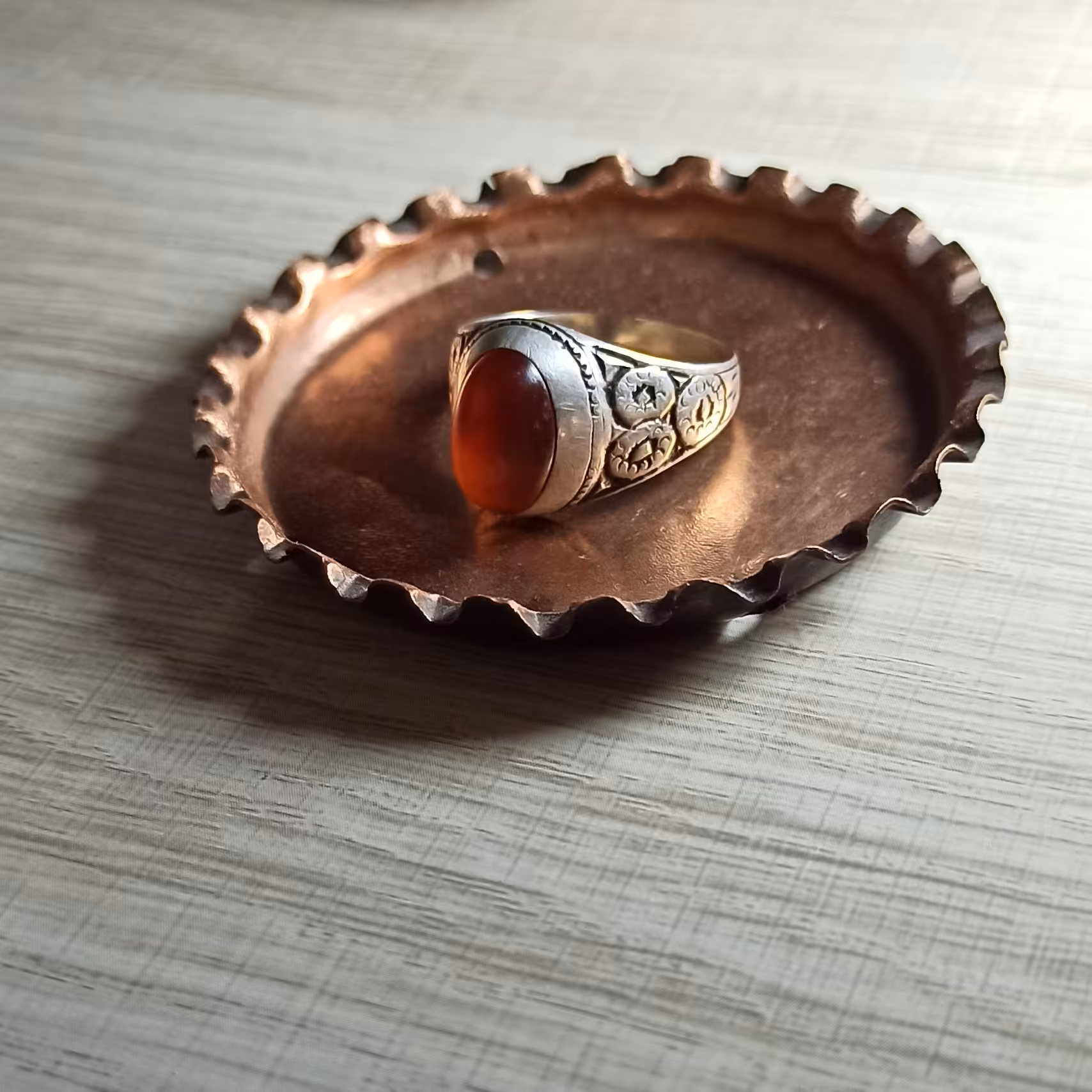 انگشتر نقره مردانه با سنگ عقیق یمنی کهنه و رکاب دست ساز قدیمی استاد جنگی 