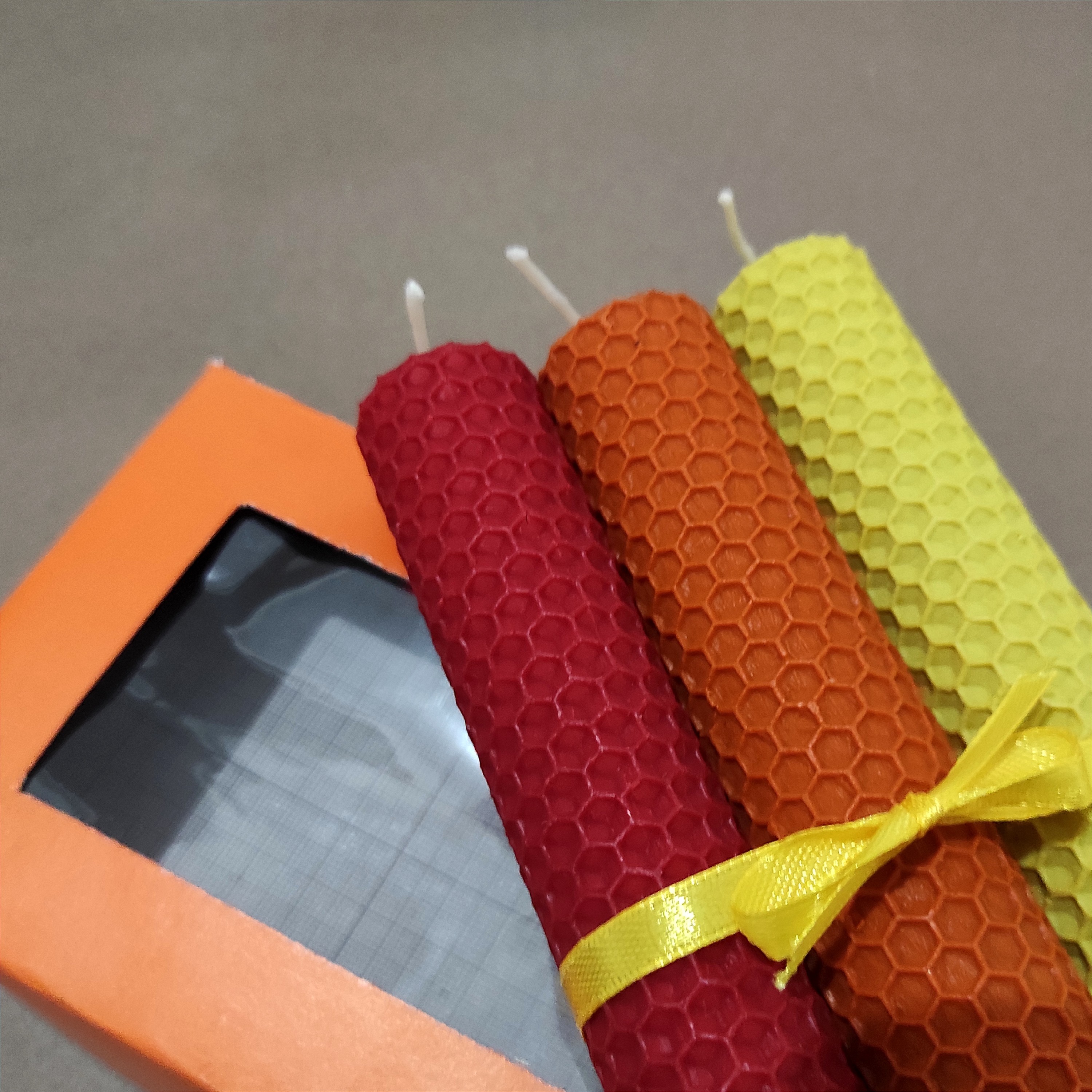 شمع موم عسلی