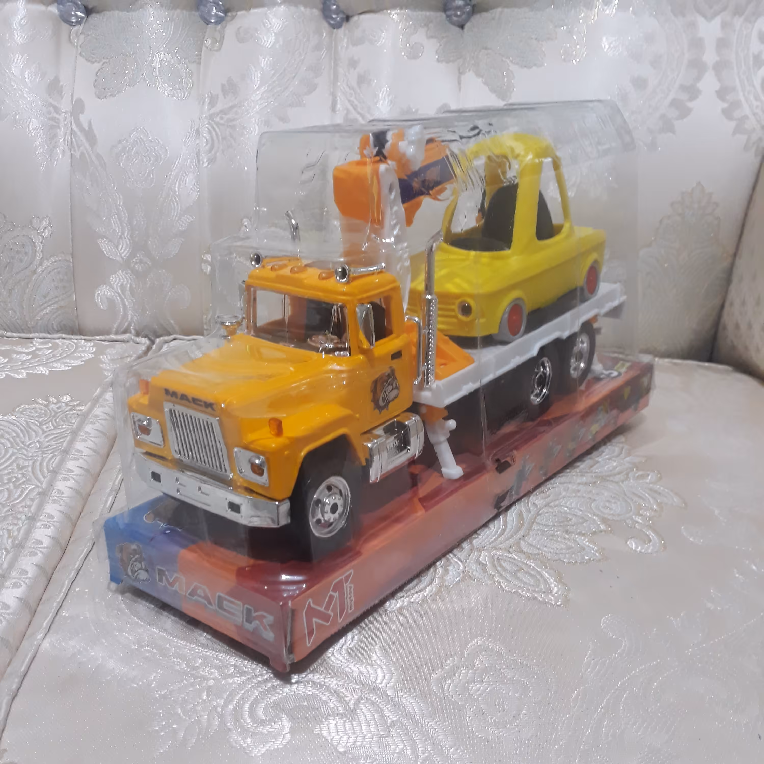 جرثقیل ماک به همراه یه ماشین نوستالژی و جمع کن دستی و جک های 4 تایی 