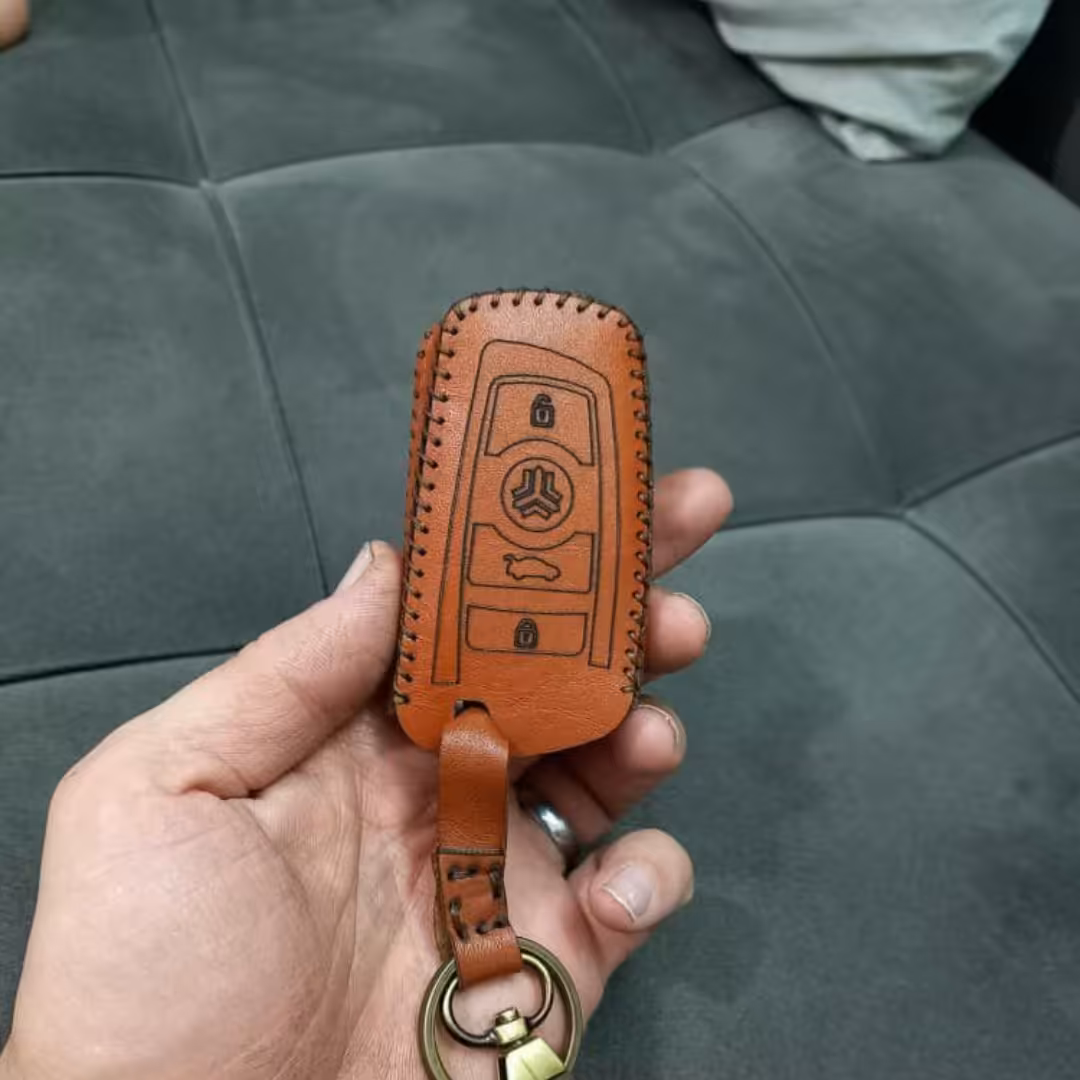 کاور سوئیچ  چرمی کوییک دستدوز دوخته شده با چرم طبیعی بزی قابل سفارش در رنگ دلخواه