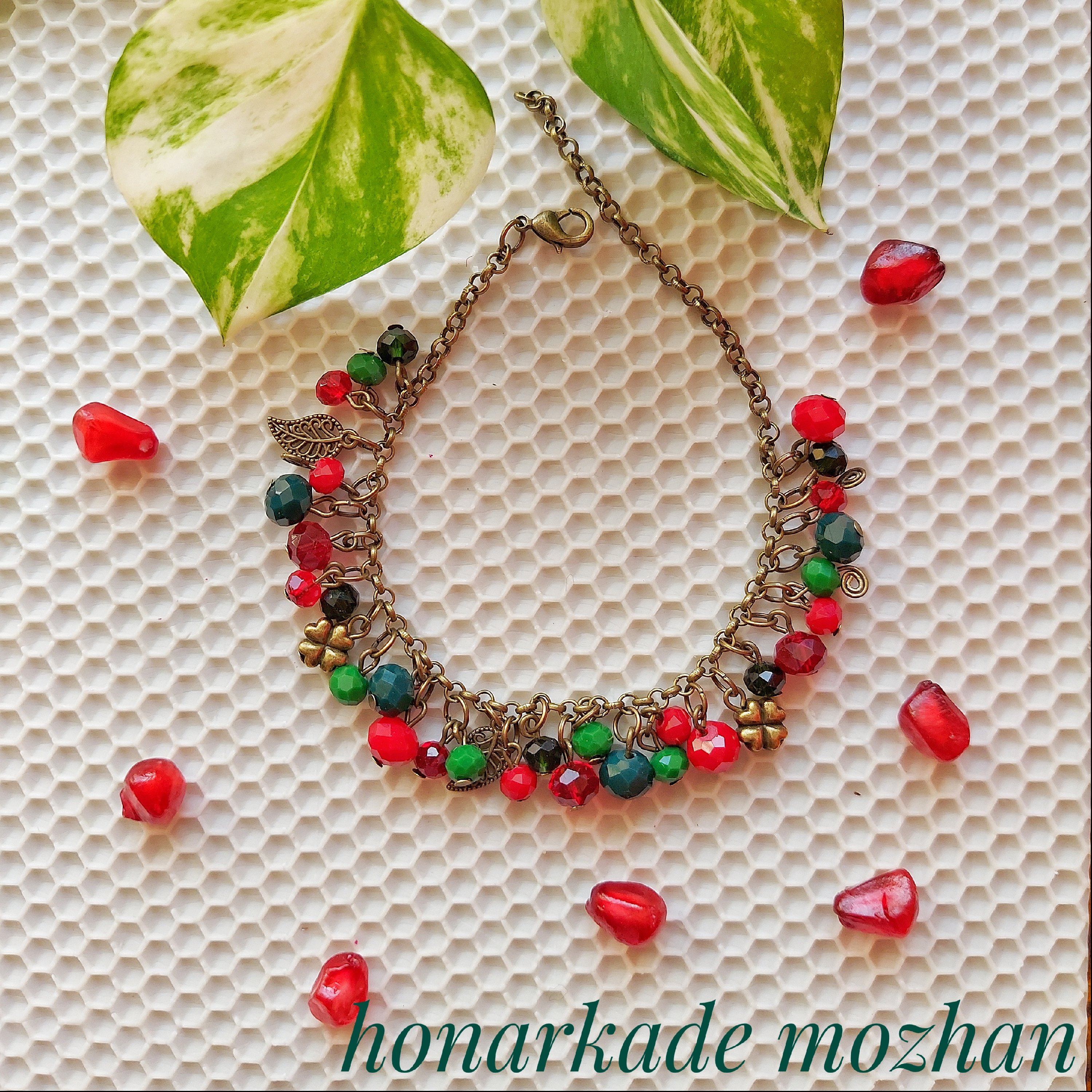 دستبند یلدایی سبز و قرمز با مهره ی کریستال و خرجکار برنز