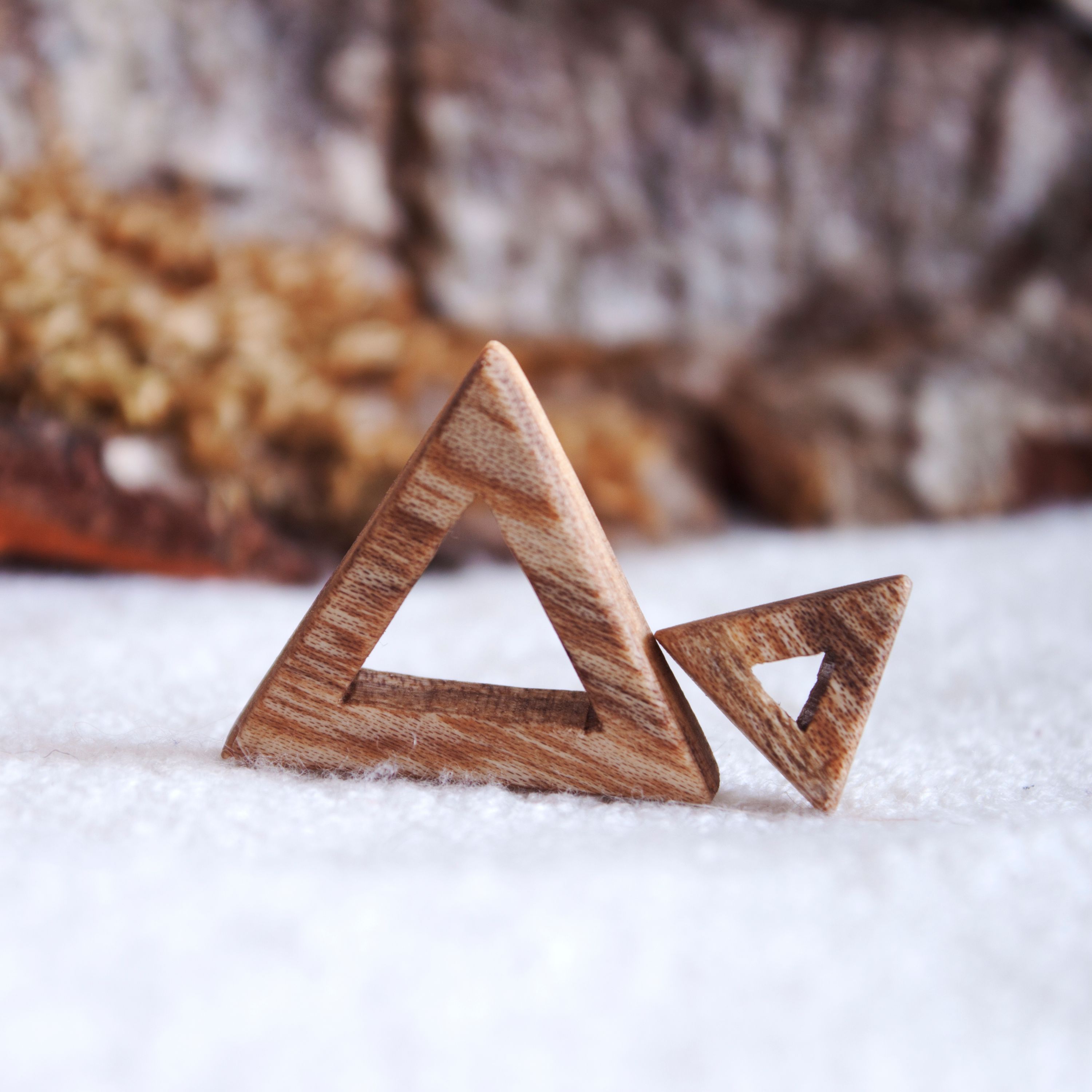 گردن بند چوبی دستساز طرح مثلث دوتایی