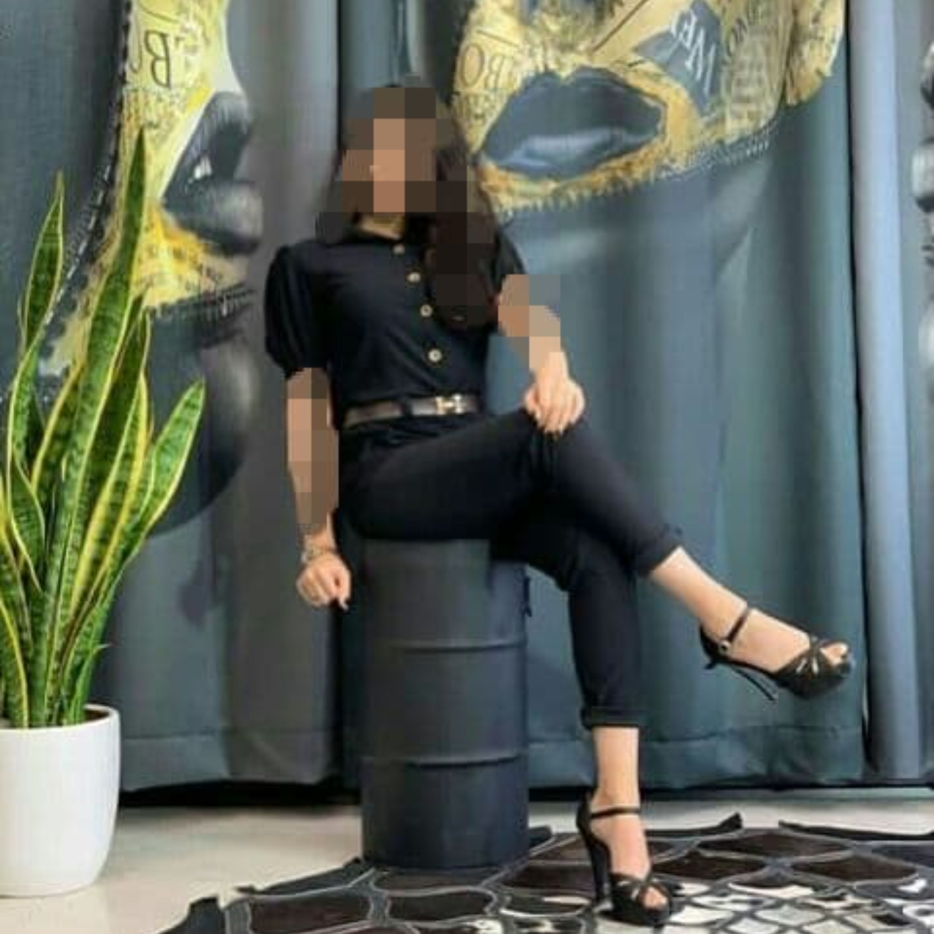 سرهمی دکمه دار آستین پفی به همراه کمربند چرمی جنس پارچه کرپ کش