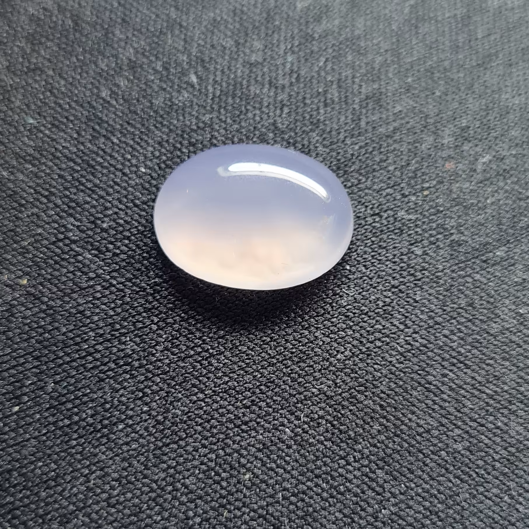 نگین عقیق سوسنی کم رنگ (مشخصات: طول: 1.5 سانتی متر. عرض: 1.2 سانتی متر. ارتفاع: 0.5 سانتی متر.)