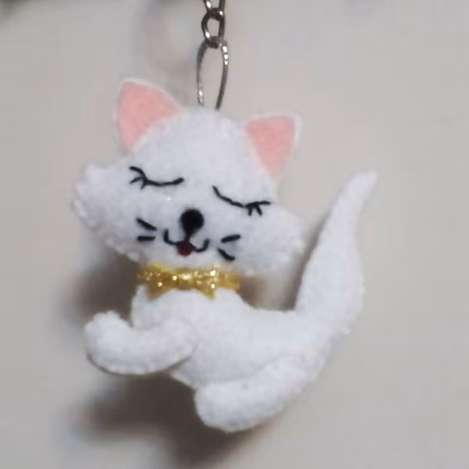 جا کلیدی نمدی عروسکی به همراه زنجیر و حلقه اتصال نمدی دست دوز