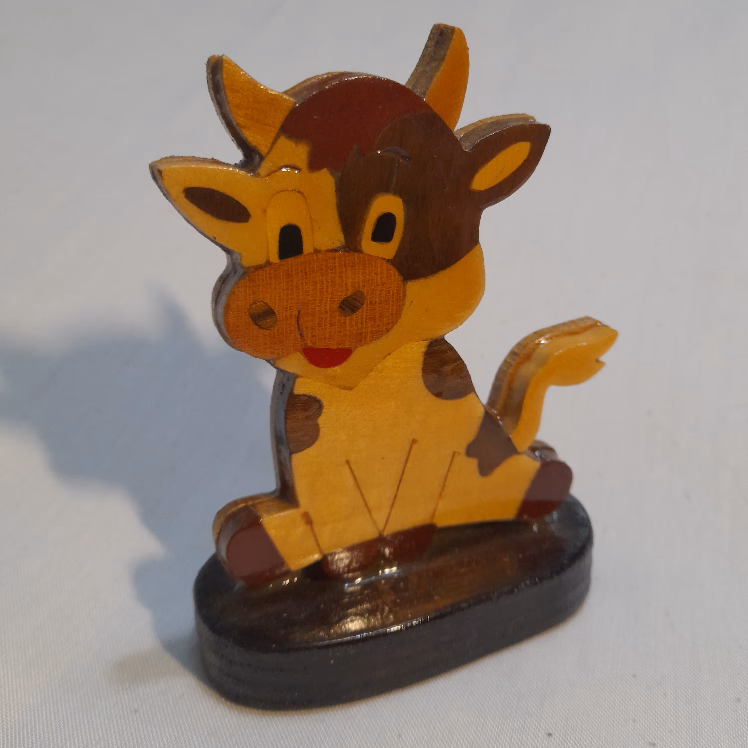 استند چوبی معرق کاری دکوری گاو رنگ روشن