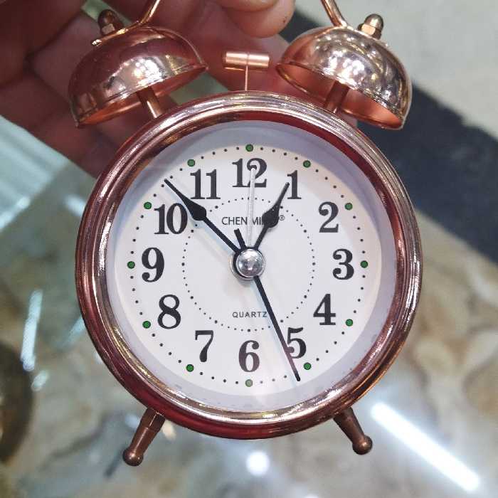 ساعت رنگ مسی زنگ دار و قابل استفاده