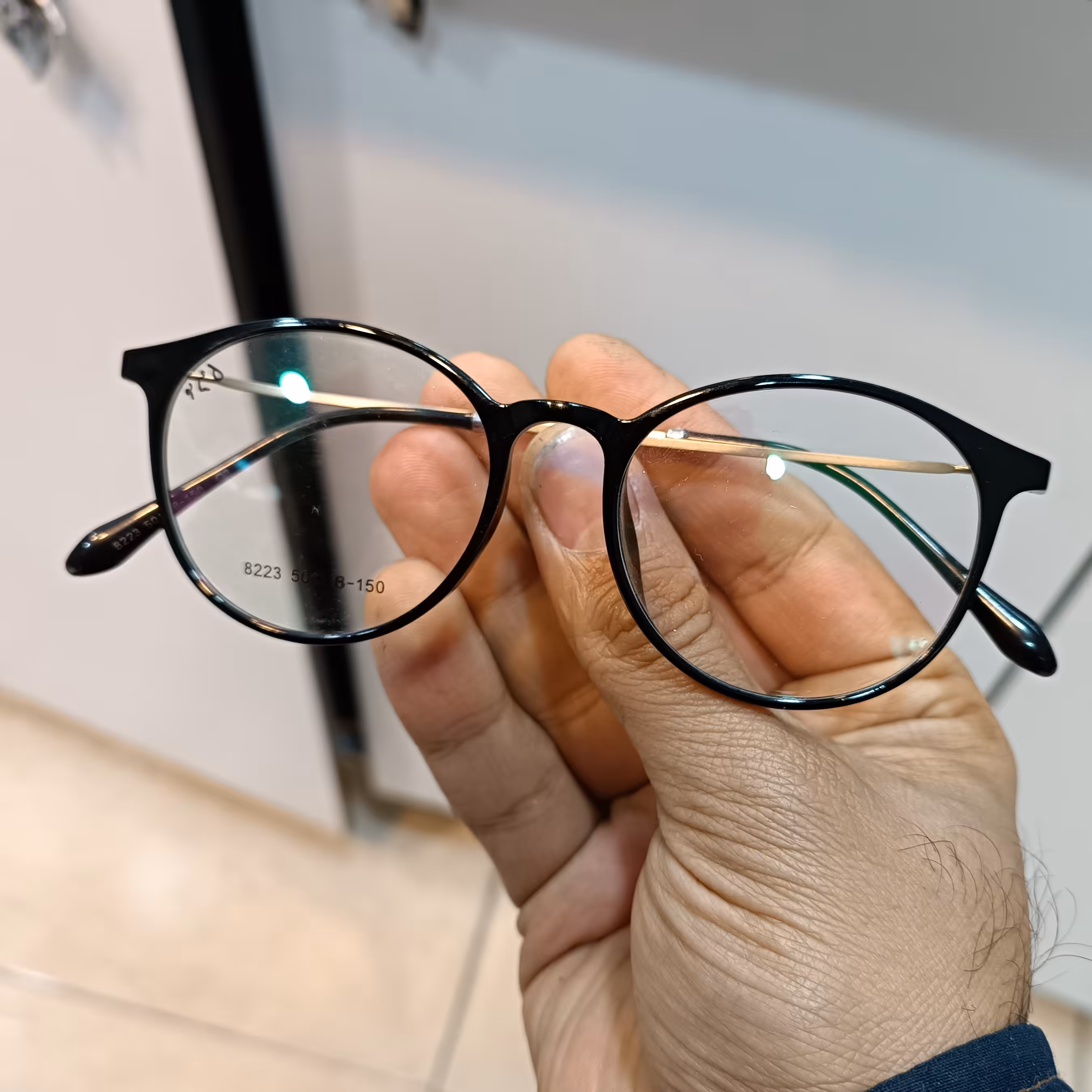 عینک طبی گرد با کیفیت بدنه کایوچویی دسته فلزی قابلیت تعویض عدسی های طبی نیز دارد