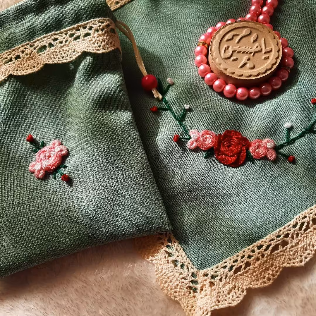 جانماز و کیف گلدوزی شده به همراه مهر و تسبیح 