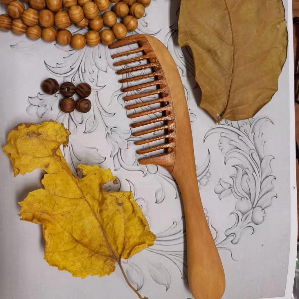 آینه و شانه چوبی ساخته شده از چوب گردو  هدیه من  به شما ارسال رایگان 