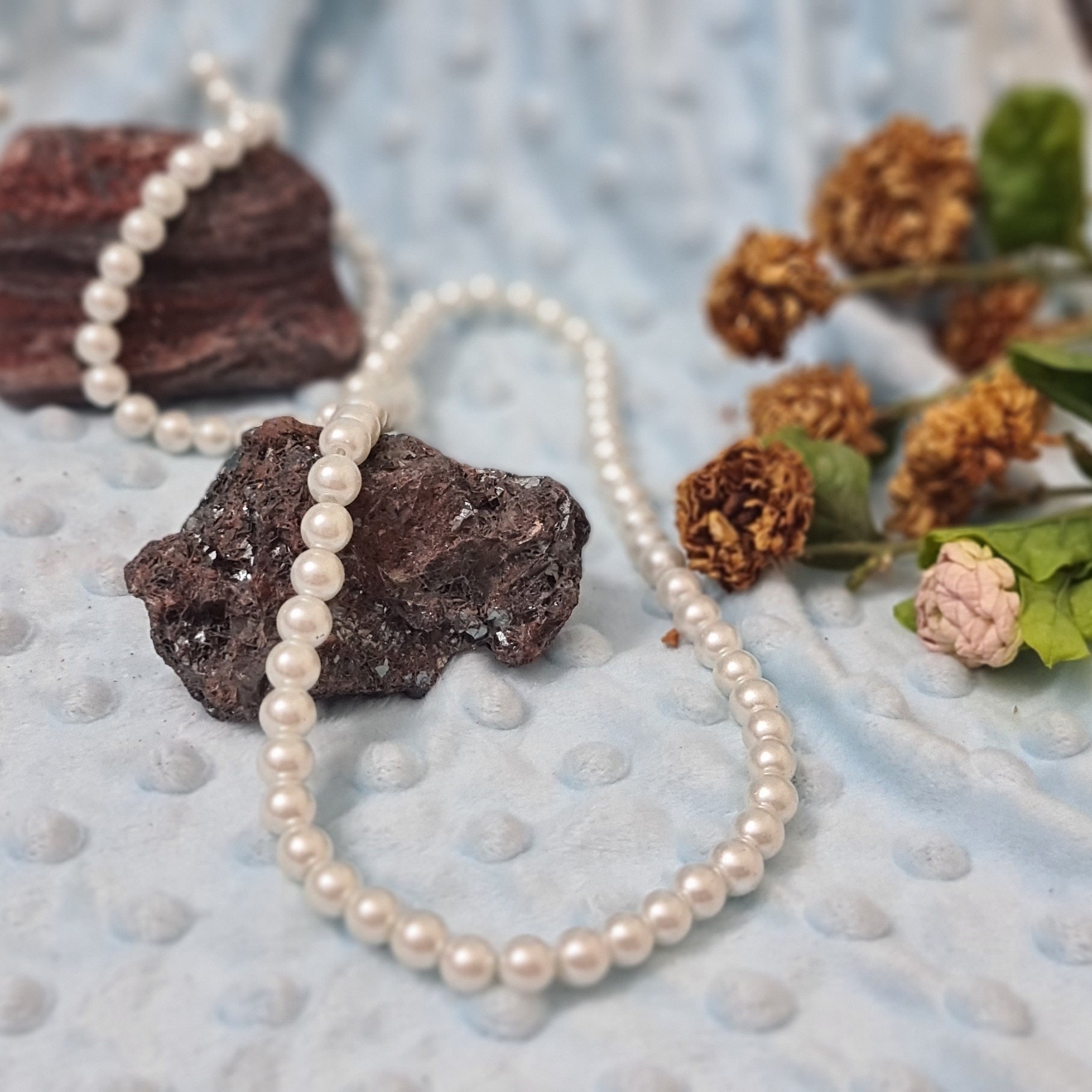 مروارید سنگی شماره 8 ،در 24 رنگ ،شامل 100 عدد مروارید سنگی زیبا
رنگ سفید   براق  صدفی مطابق عکس