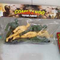 اسباب بازی پسرانه سرباز متحرک بسته  شش تایی با  شش تا تفنگ کوچک  اندازه بسته 25در 20