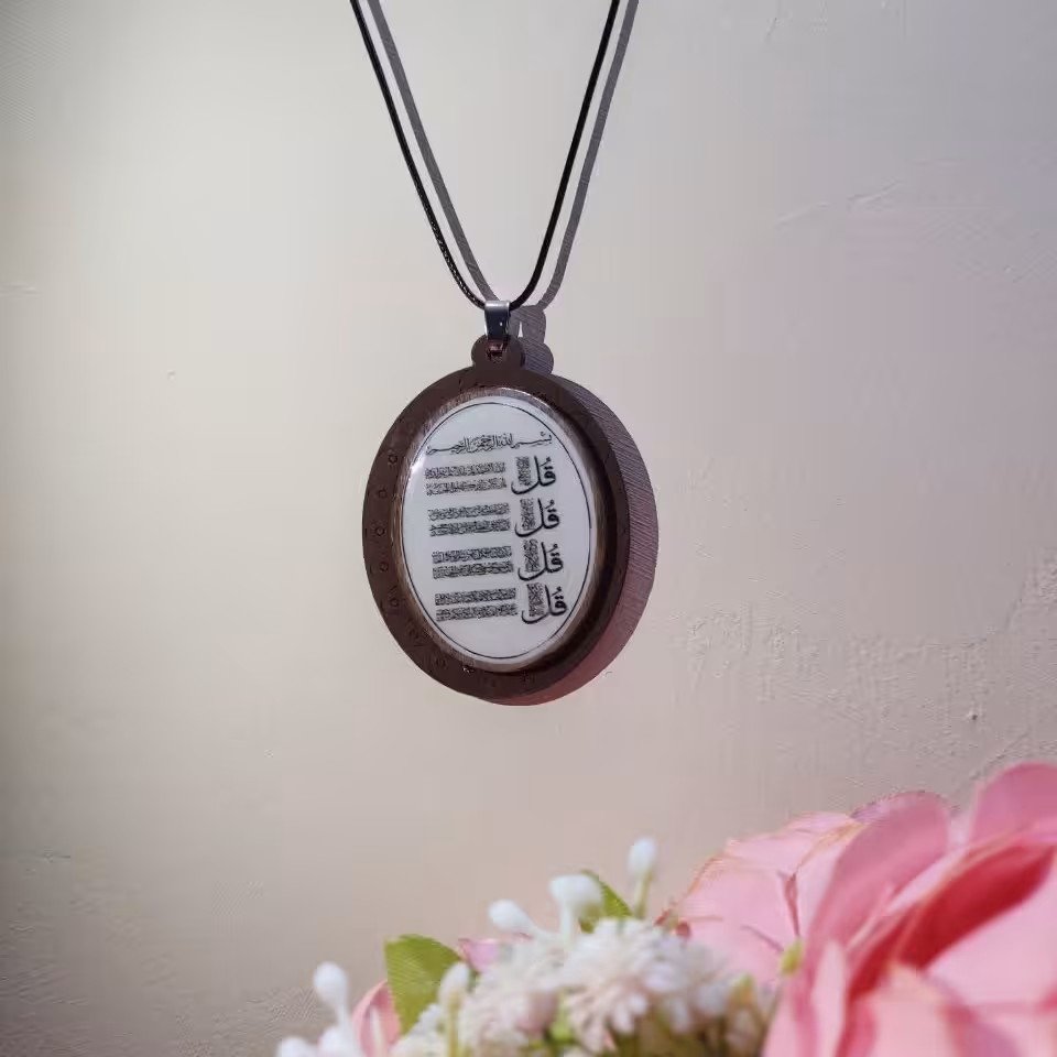 گردنبند و آویز خودرو رزینی چوبی و استیل طرح چهارقل و ان یکاد 