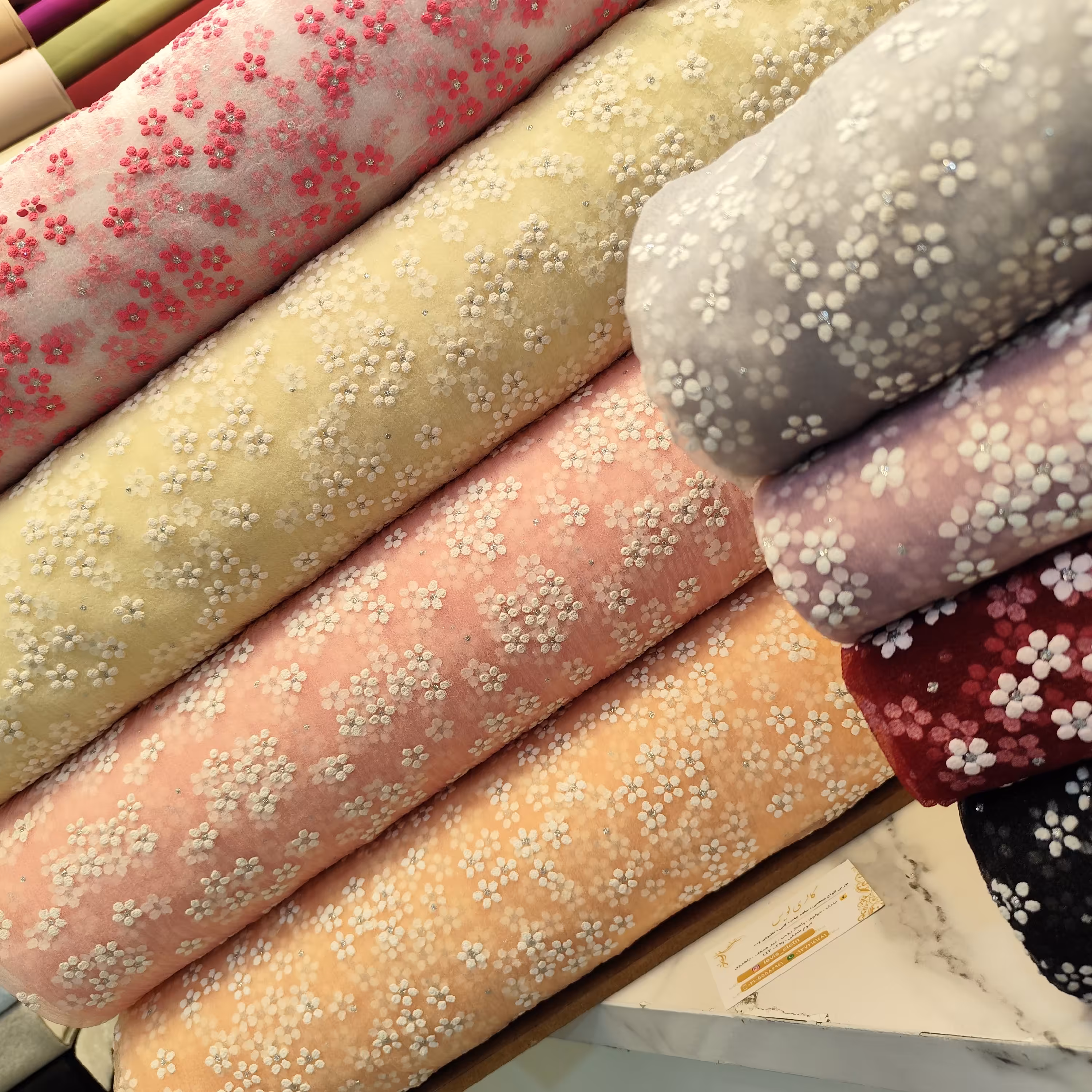 پارچه تور اورگان زا  گلدار با شکوفه های خوشگل بسیار پارچه خوش طرح و زییایی