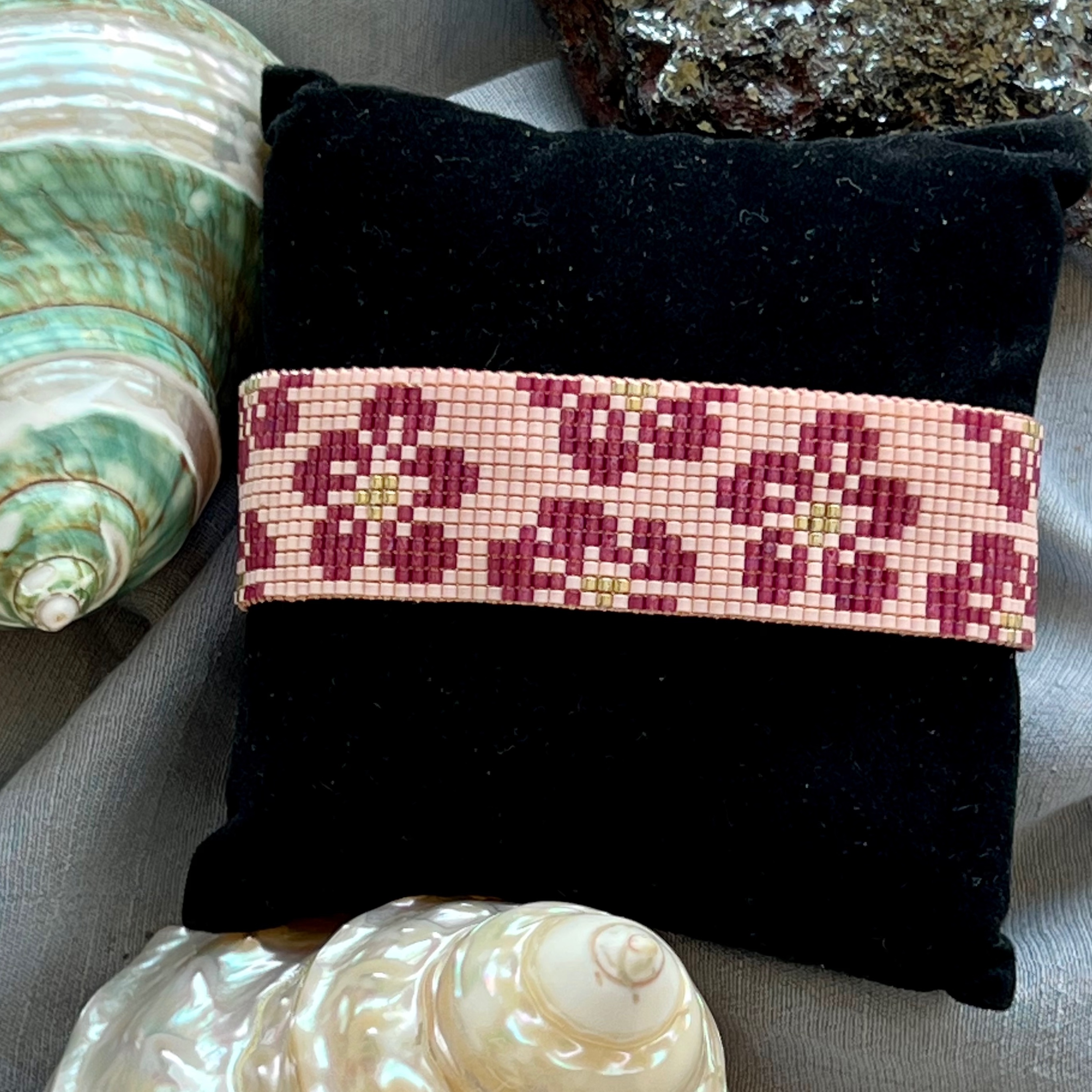 دستبند بافت دستگاهی میوکی طرح گل گلی