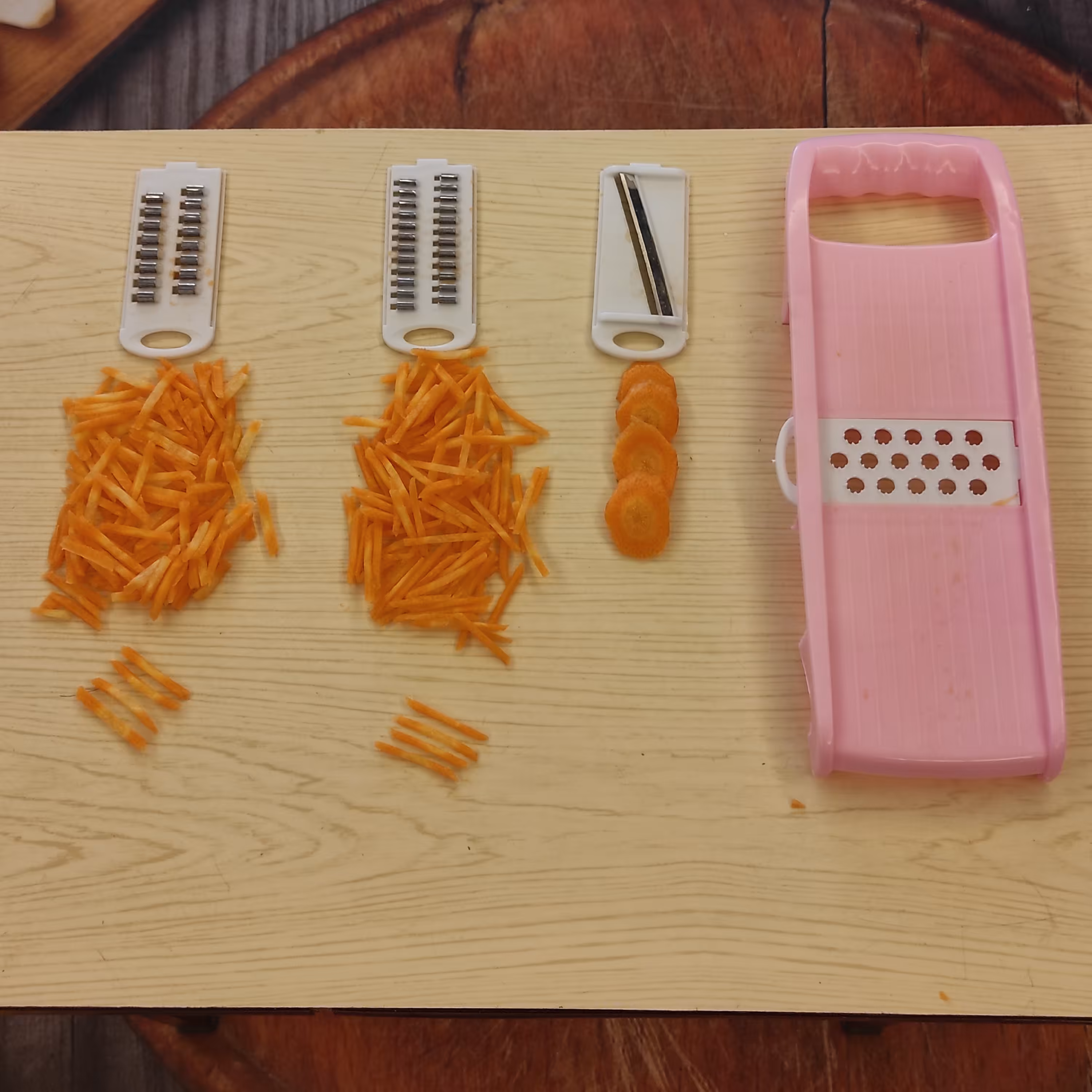 رنده 4 کاره به منظور خرد کردن هویج برای سوپ و خورشت