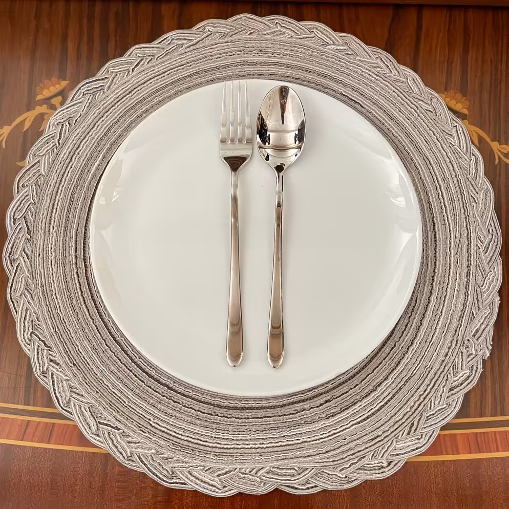 زیربشقابی گرد الیاف مصنوعی موجود در رنگ شیری نسکافه ای طوسی 