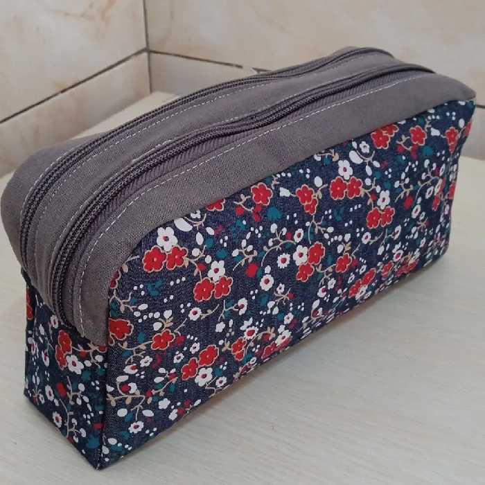 جا مدادی دوزیپ جا دار وسایز بزرگ به همراه یک کیف هندزفری به عنوان هدیه 