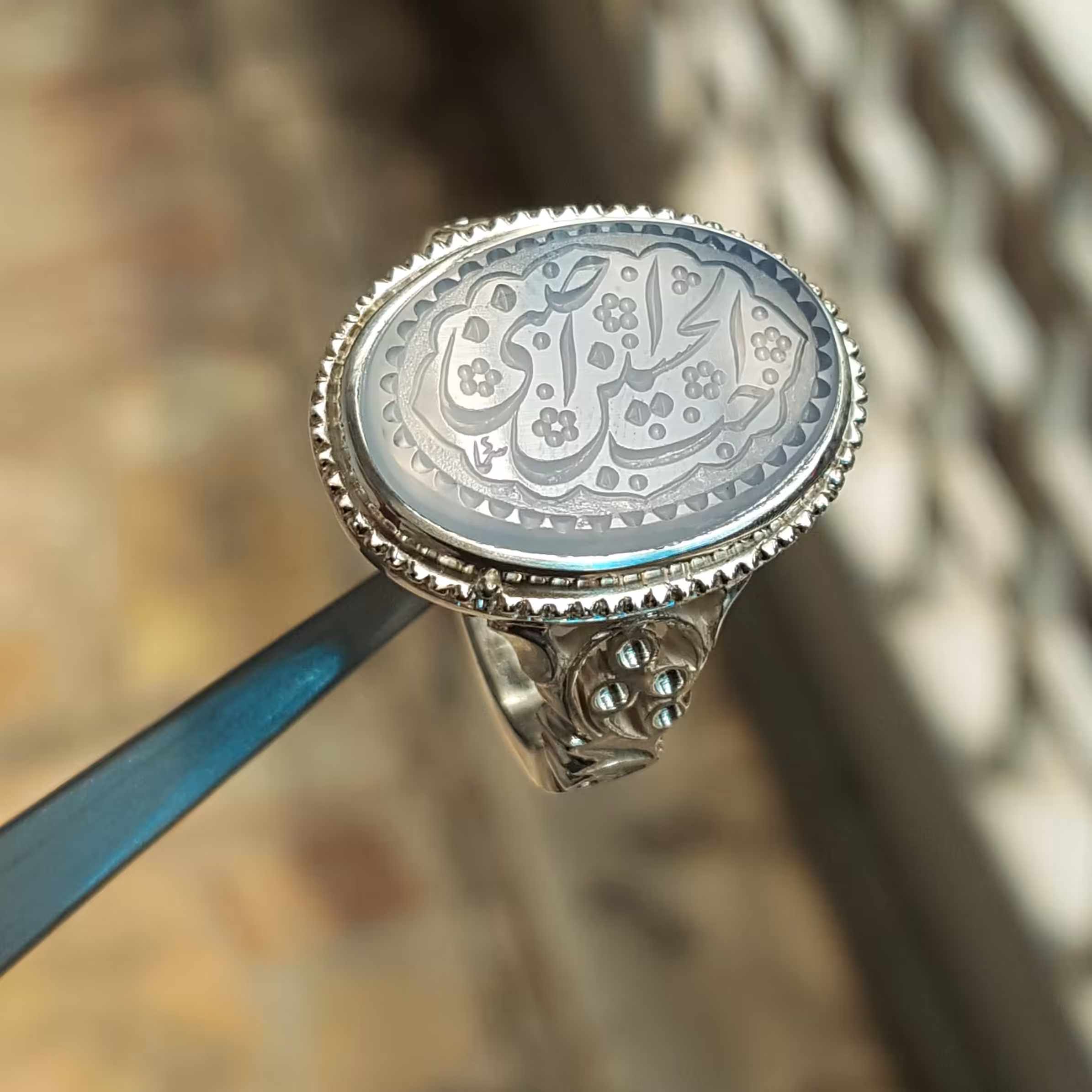 نگین عقیق یمن کبود درجه یک 
خط استاد سما 
حرز امام جواد علیه السلام تربت امام حسین علیه السلام زیر نگین 
ابعاد نگین 20 د