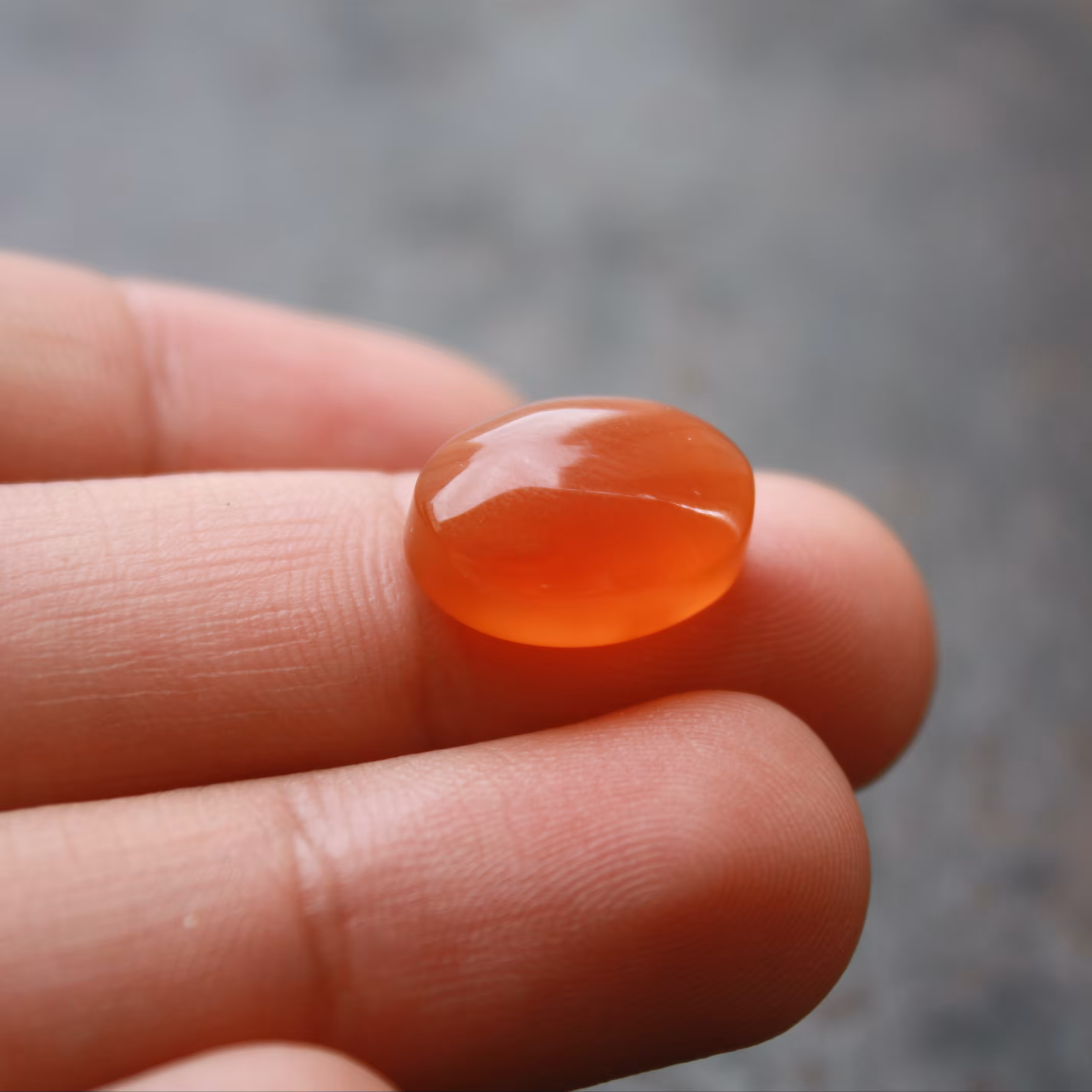 نگین عقیق یمنی اصل و معدنی و طبیعی آبدار و تا حدودی لونه زنبوری یکدست کمیاب رنگ پرتغالی لانه زنبوری یمانی  کد 14