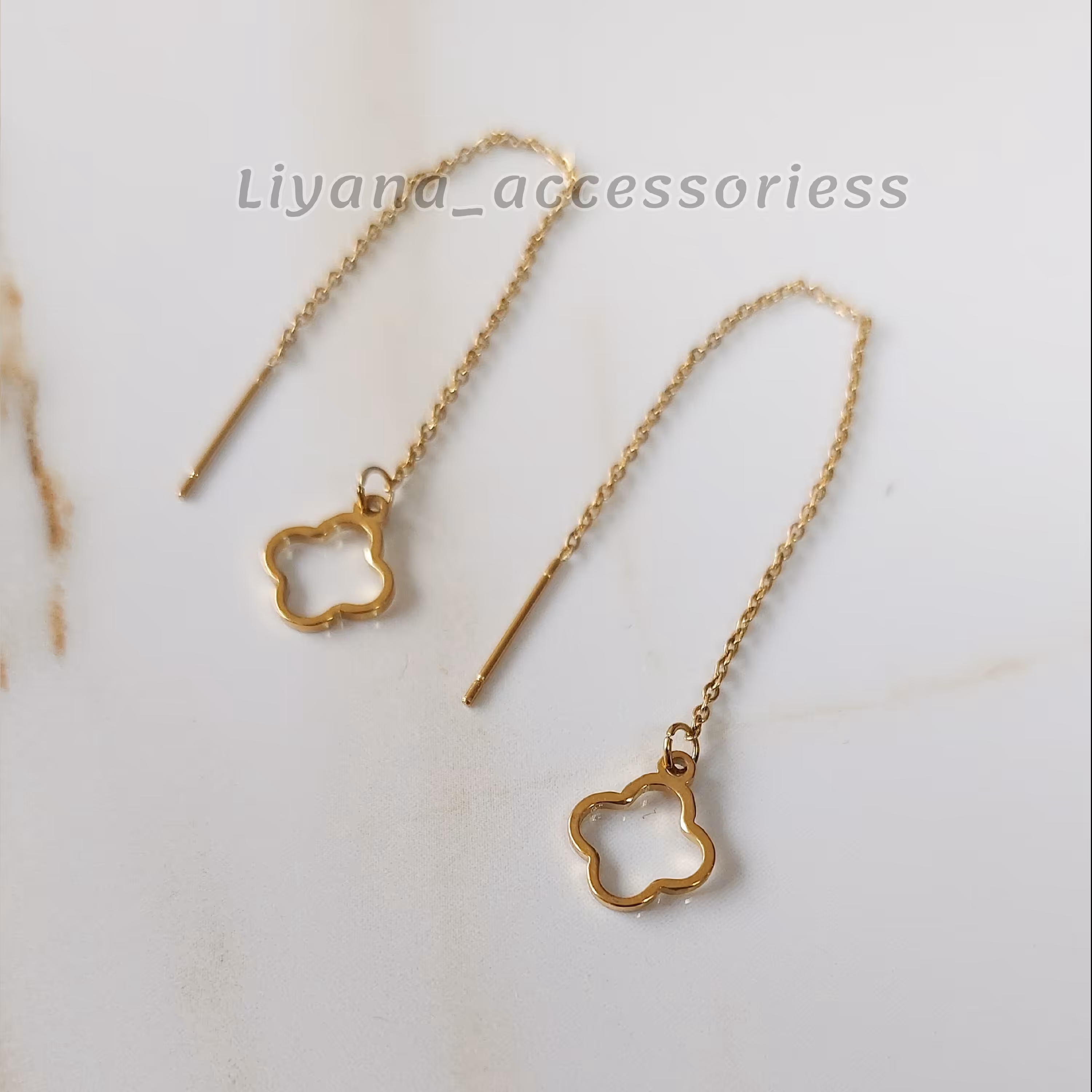 گوشواره  بخیه استیل رنگ ثابت با پلاک ونکلیف 