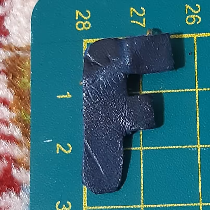 سنجاق سینه چرم طبیعی گاو طرح حرف اف سرمه ای دستساز3در1ونیم سانتیمتر