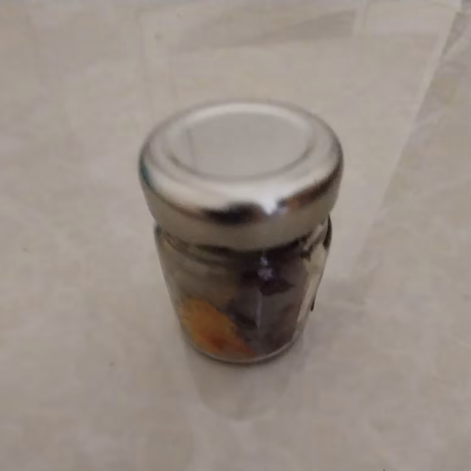 شمع شیشه ای گل دار در فلزی ( نقره ای ). معطر.