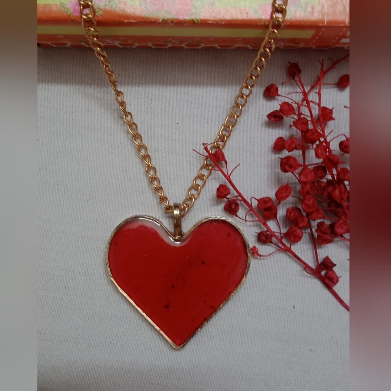 گردنبند قلب سرخ رزینی 