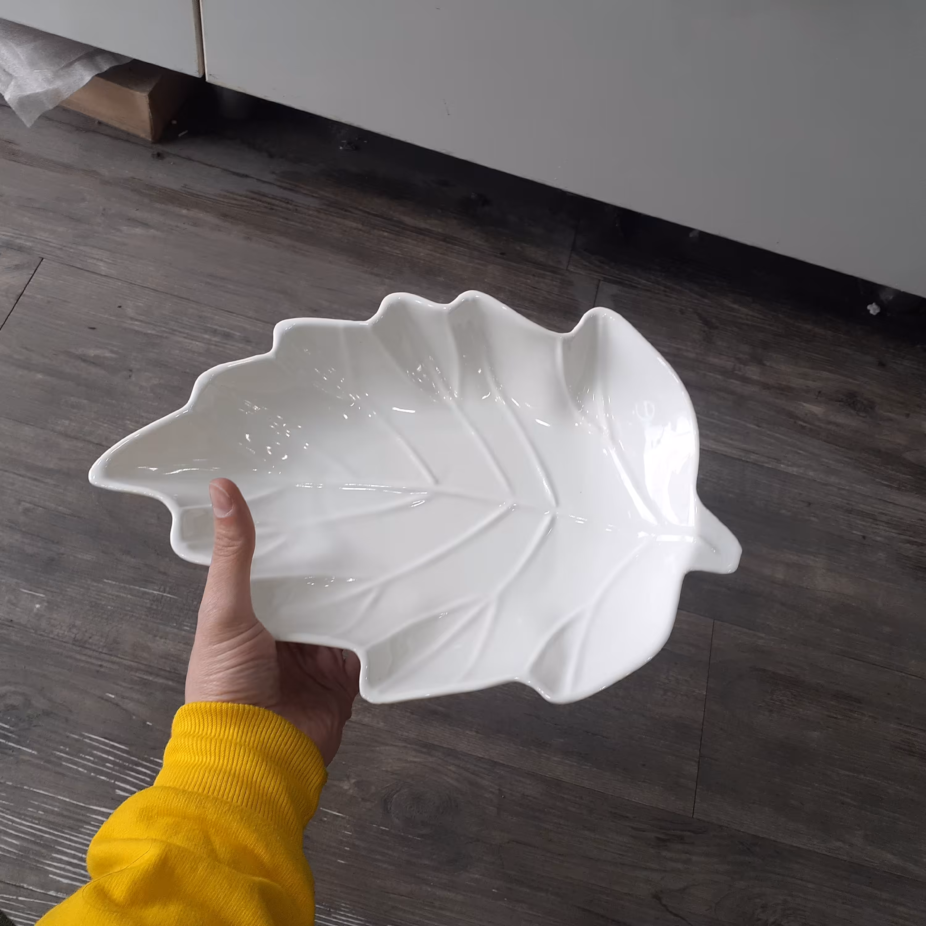 دیس چینی طرح برگی مناسب سرو شیرینی و سایر خشکبار کیفیت عالی قابل استفاده در ماکروفر 